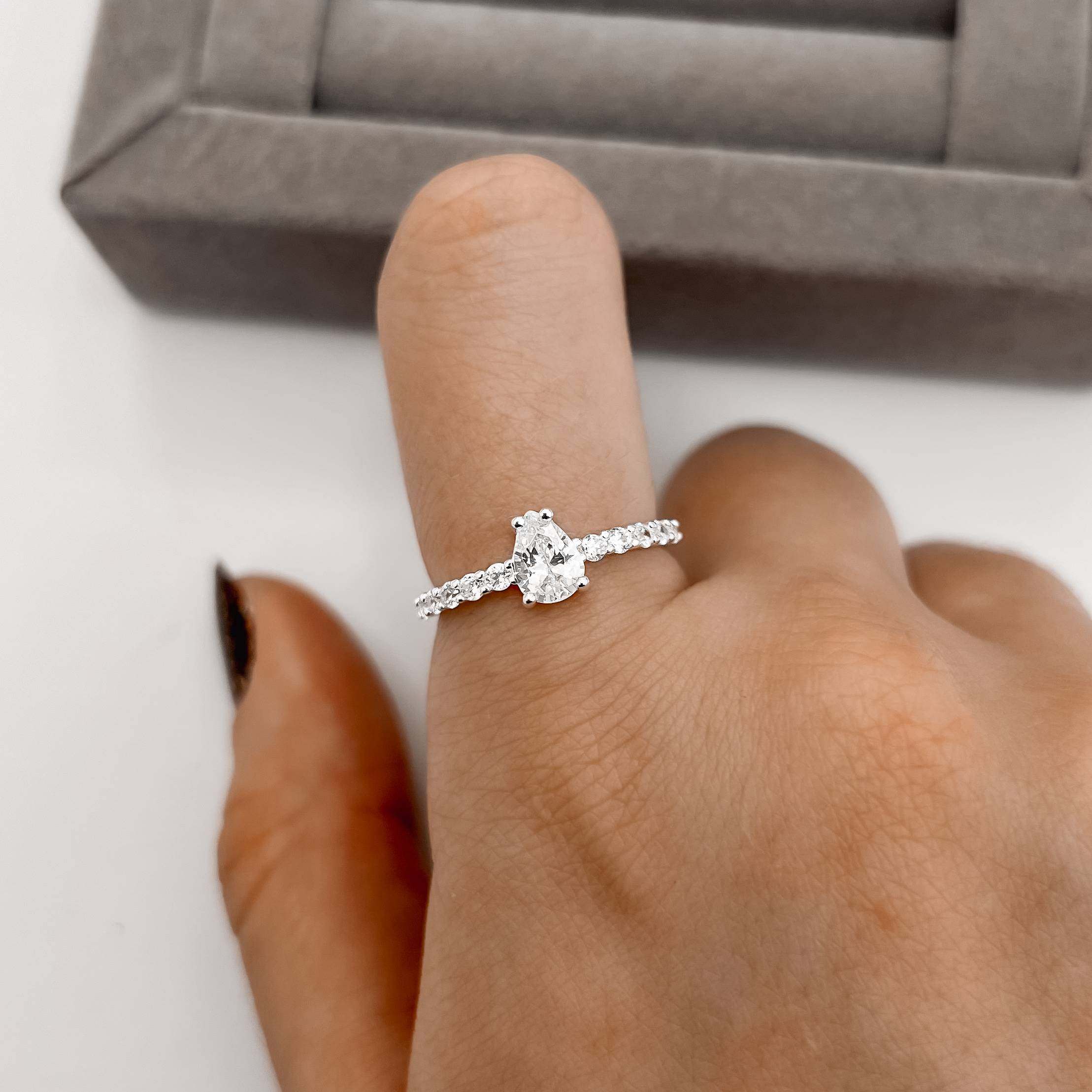 Anel meia aliança com zircônia gota 7mm