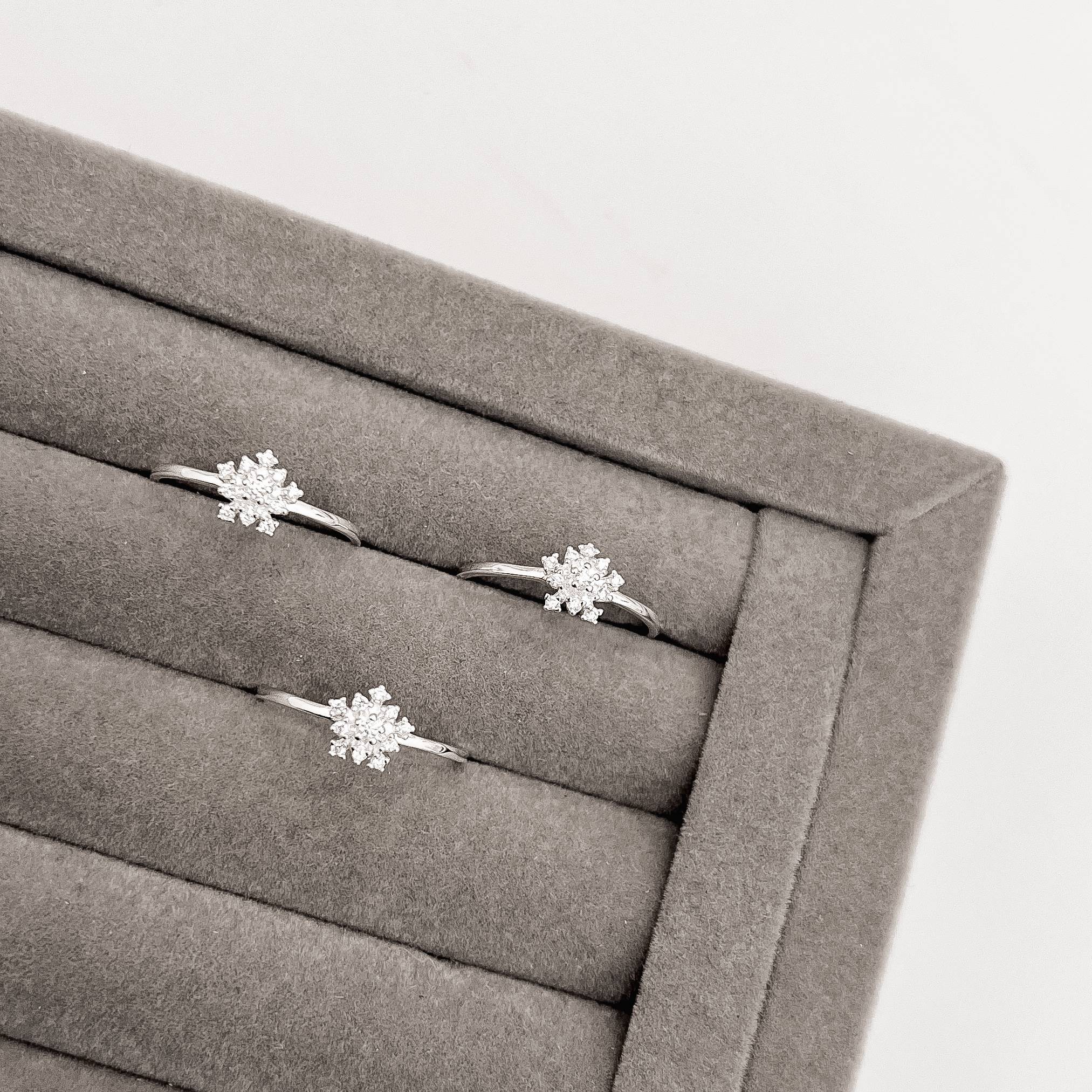 Anel flor cravejada 7mm