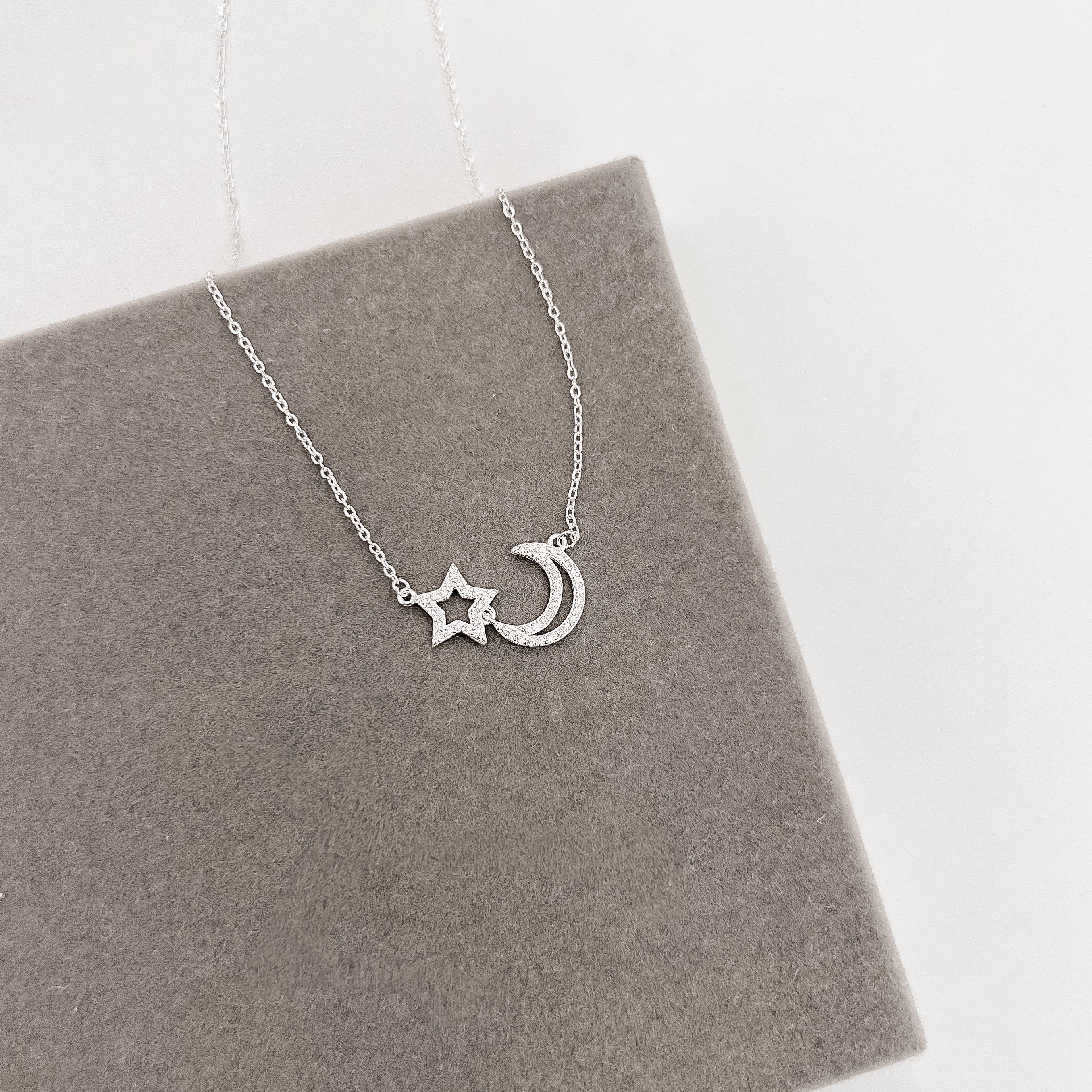 Colar entremeio estrela e lua vazadas cravejadas 20mm 40+5cm