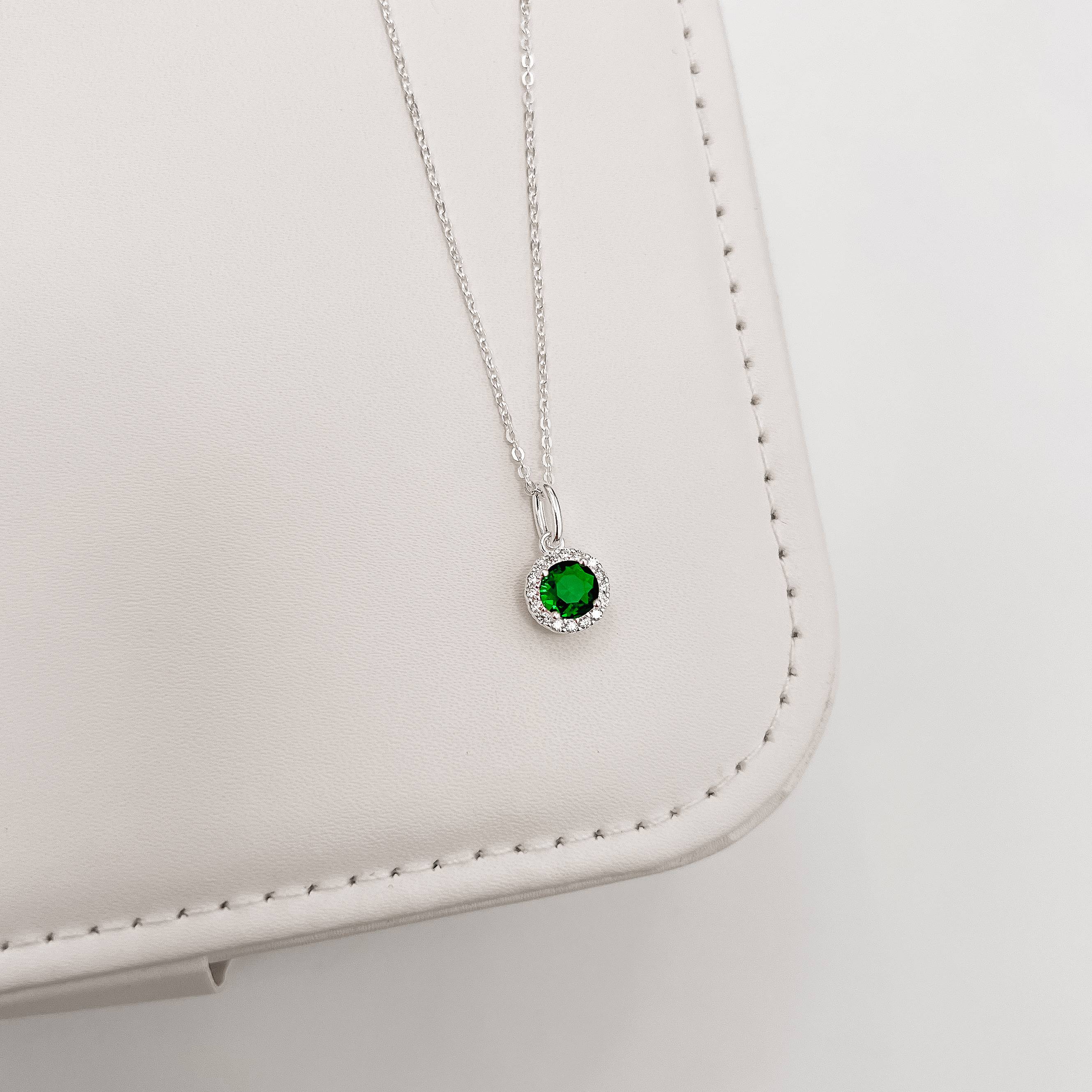 Imagem Colar pingente zircônia redonda esmeralda com cravejado 8mm corrente cadeadinho 40cm