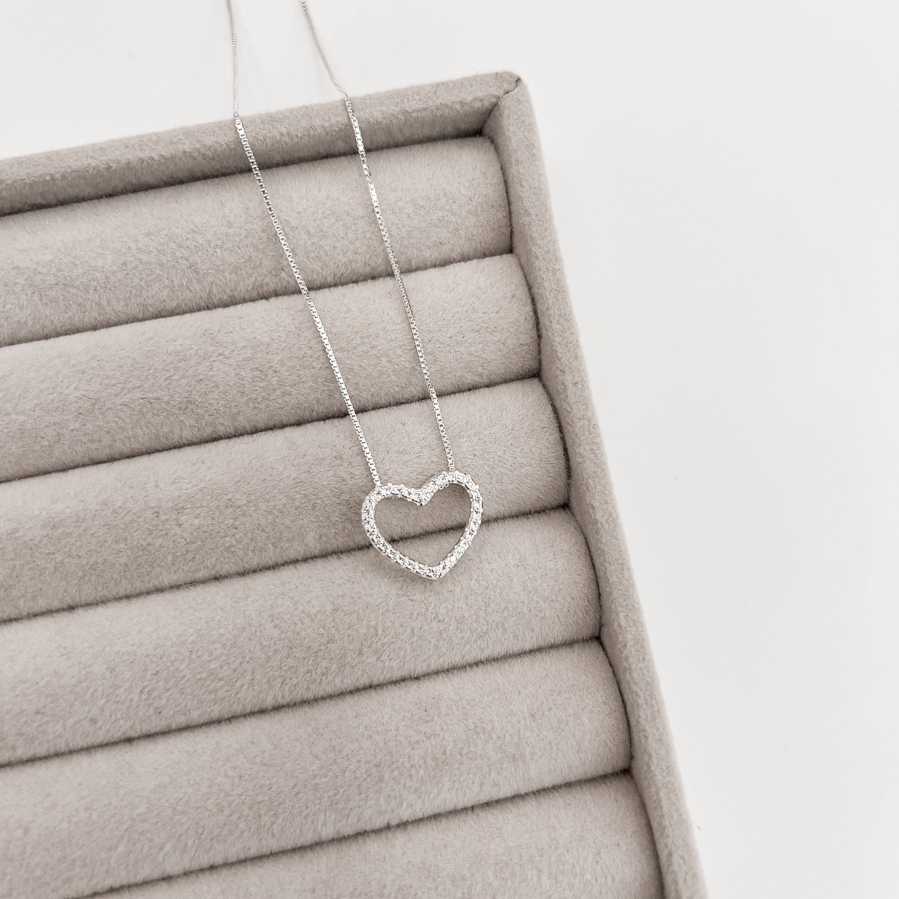 Imagem Colar coração vazado cravejado 14mm caixa alta 45cm