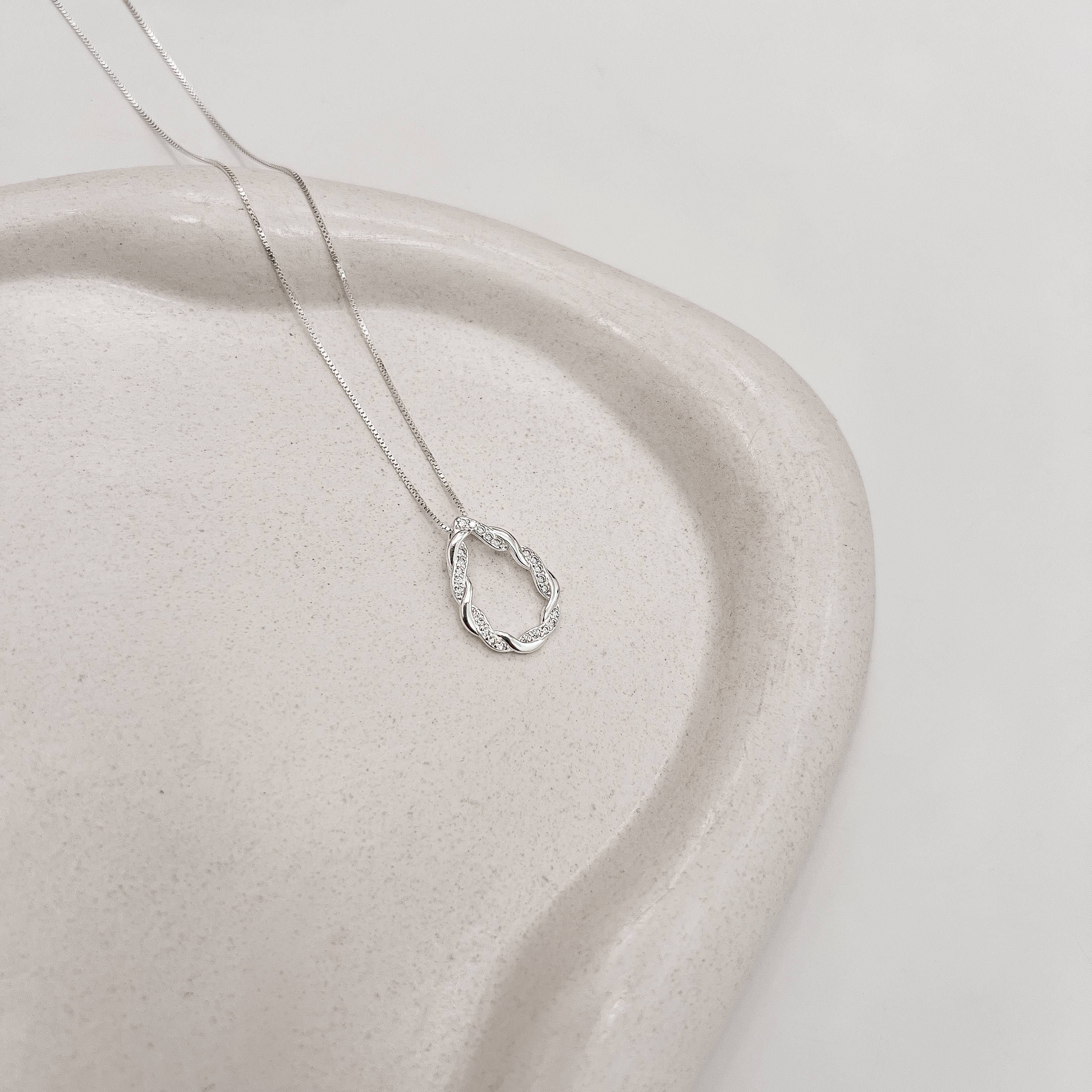 Imagem Secundária Colar gota vazada trançada cravejada 20mm 45cm