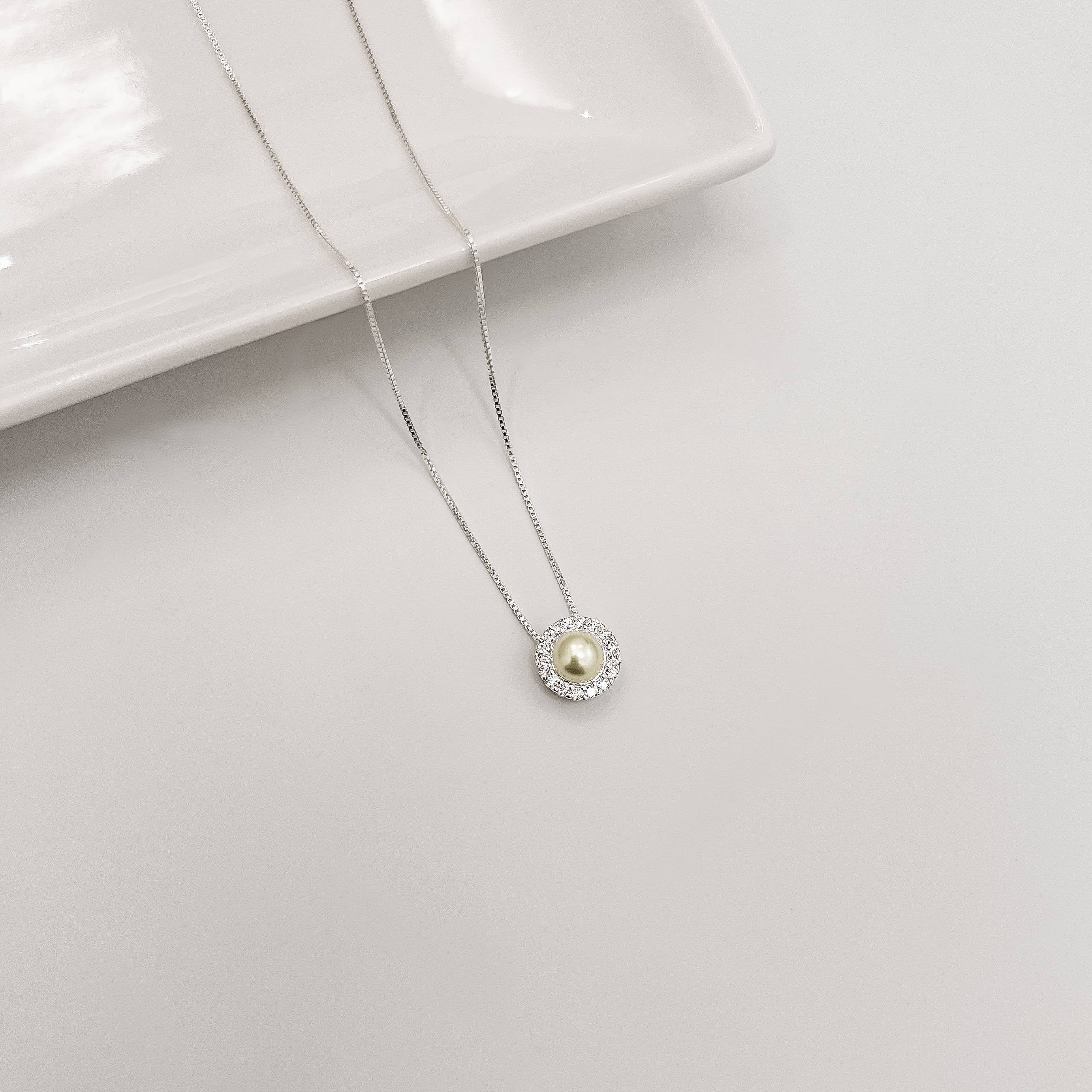 Colar pérola com cravejado 10mm caixa alta 40cm