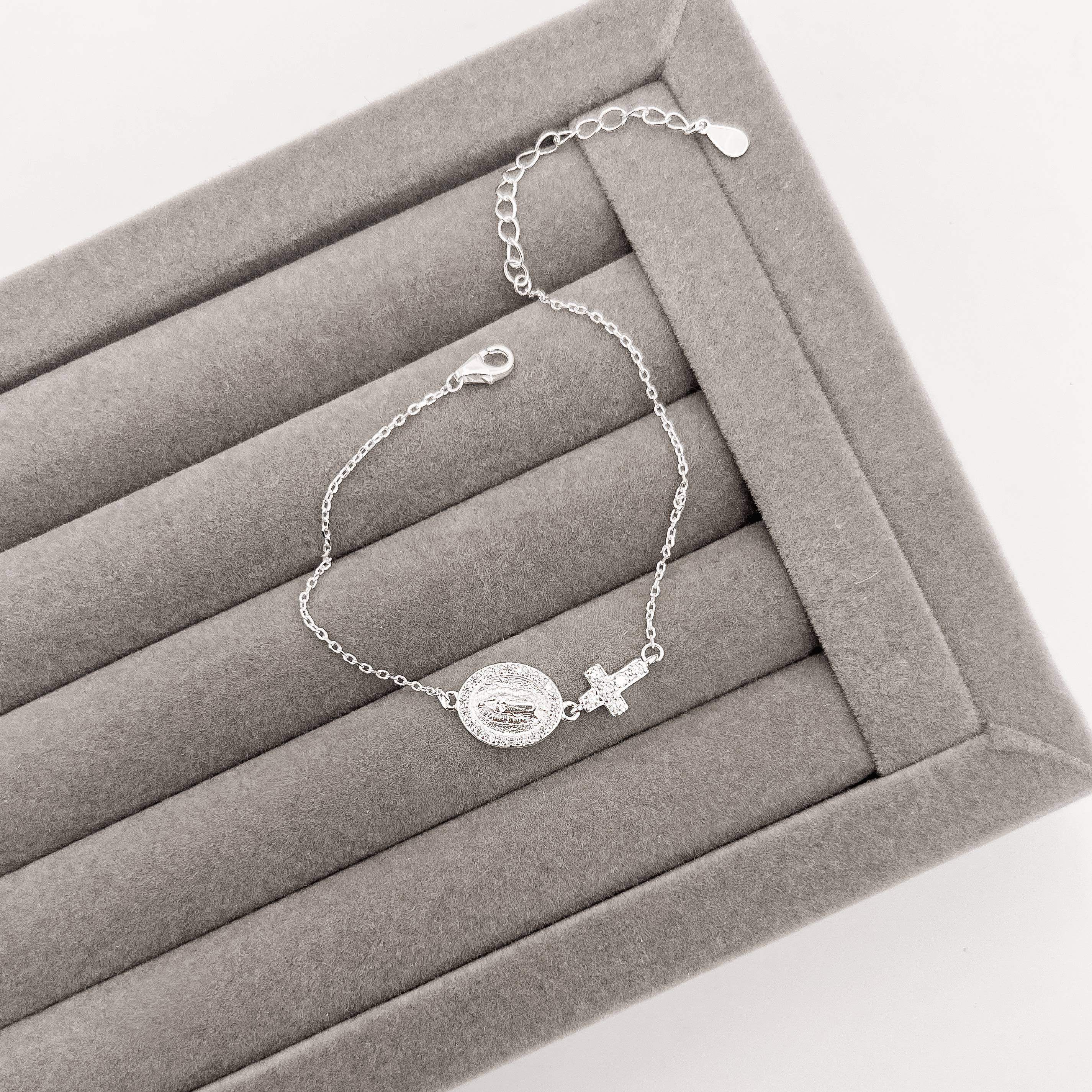 Pulseira entremeios medalha Nsa. Sra. de Guadalupe e cruz cravejada