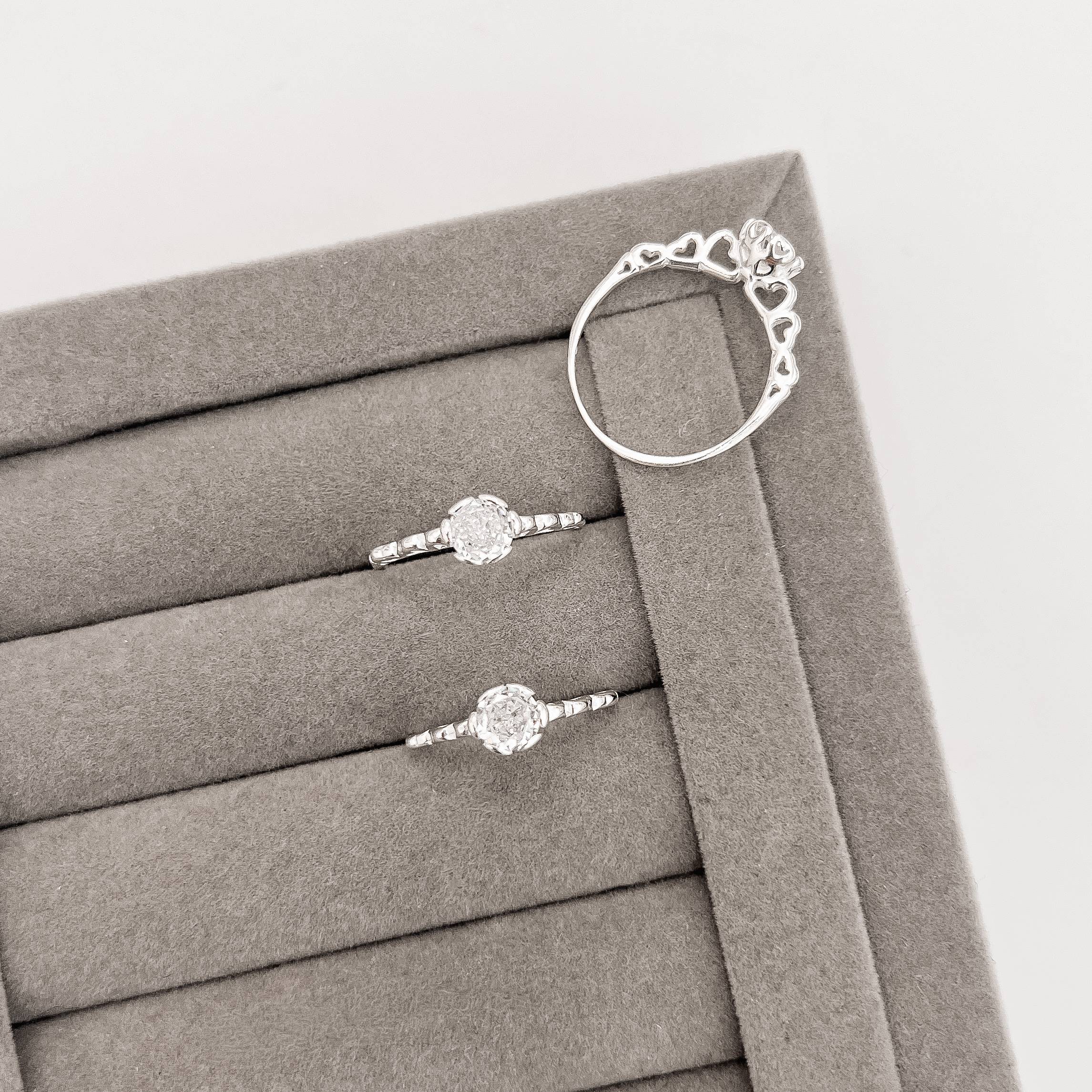 Anel solitário detalhe corações vazados