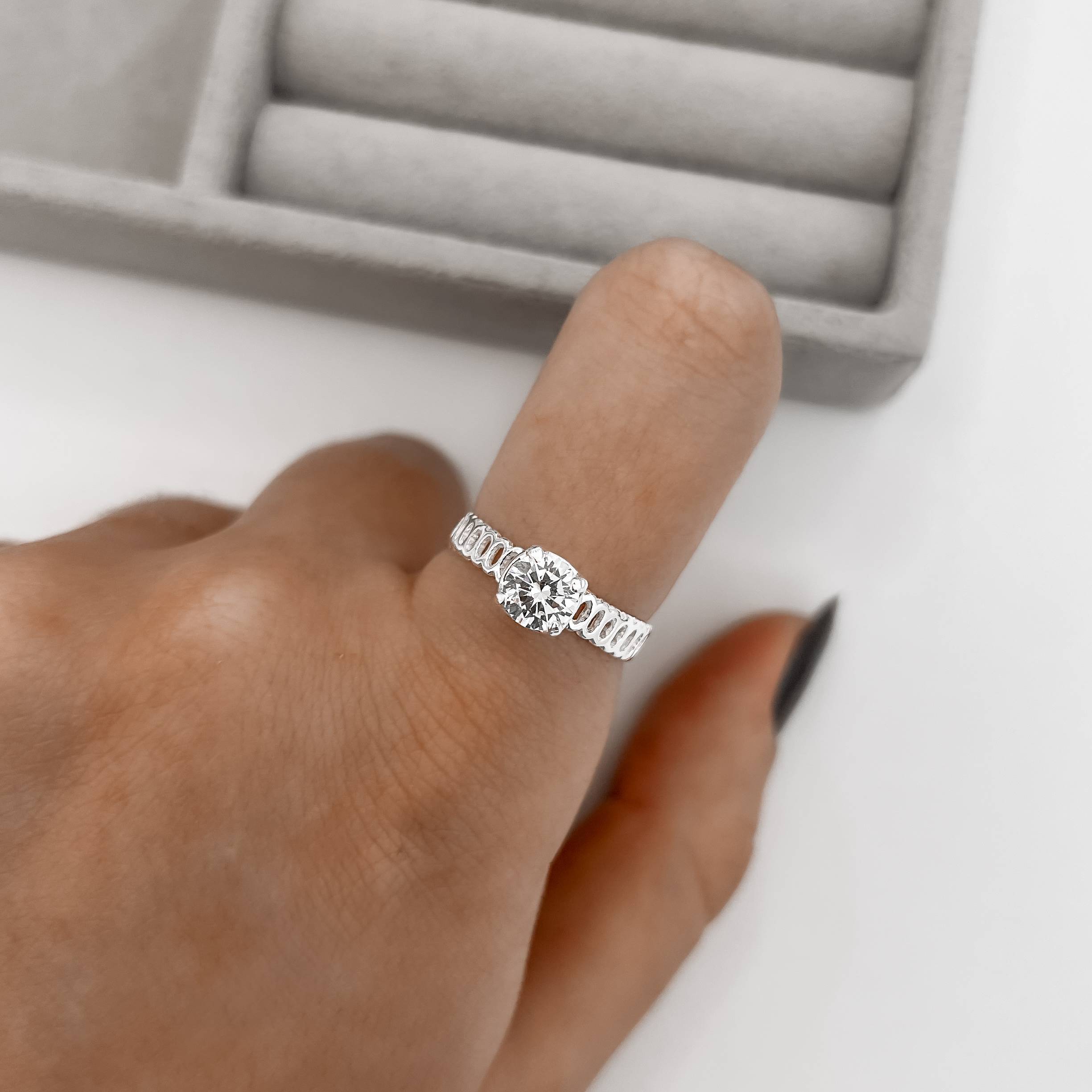 Anel solitário zircônia cristal detalhe vazado