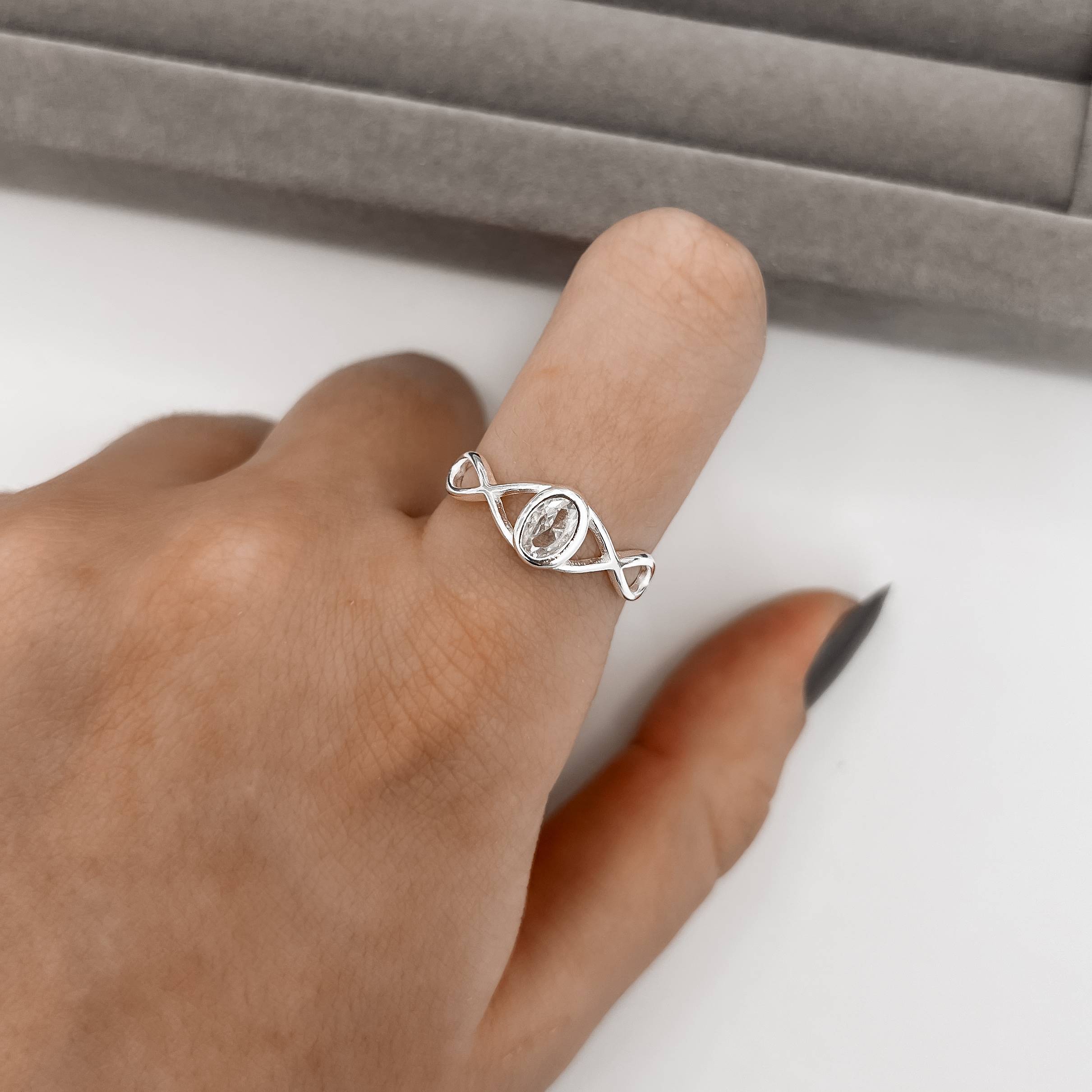 Anel zircônia oval detalhe vazado