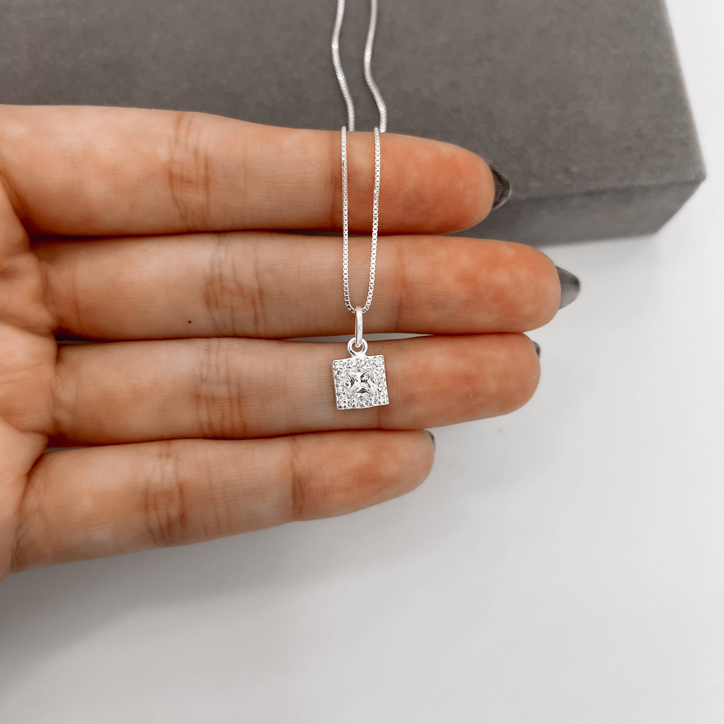 Imagem Colar pingente quadrado cravejado 8mm 45cm