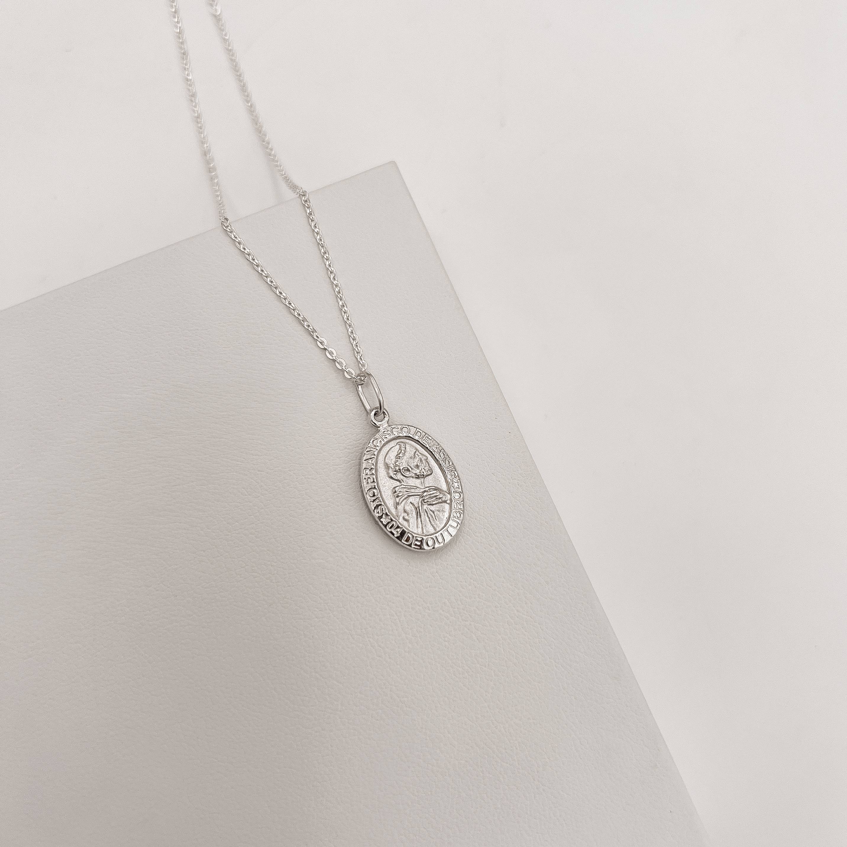 Imagem Secundária Colar pingente medalha dupla face São Francisco de Assis e cruz 16mm corrente cadeadinho 45cm