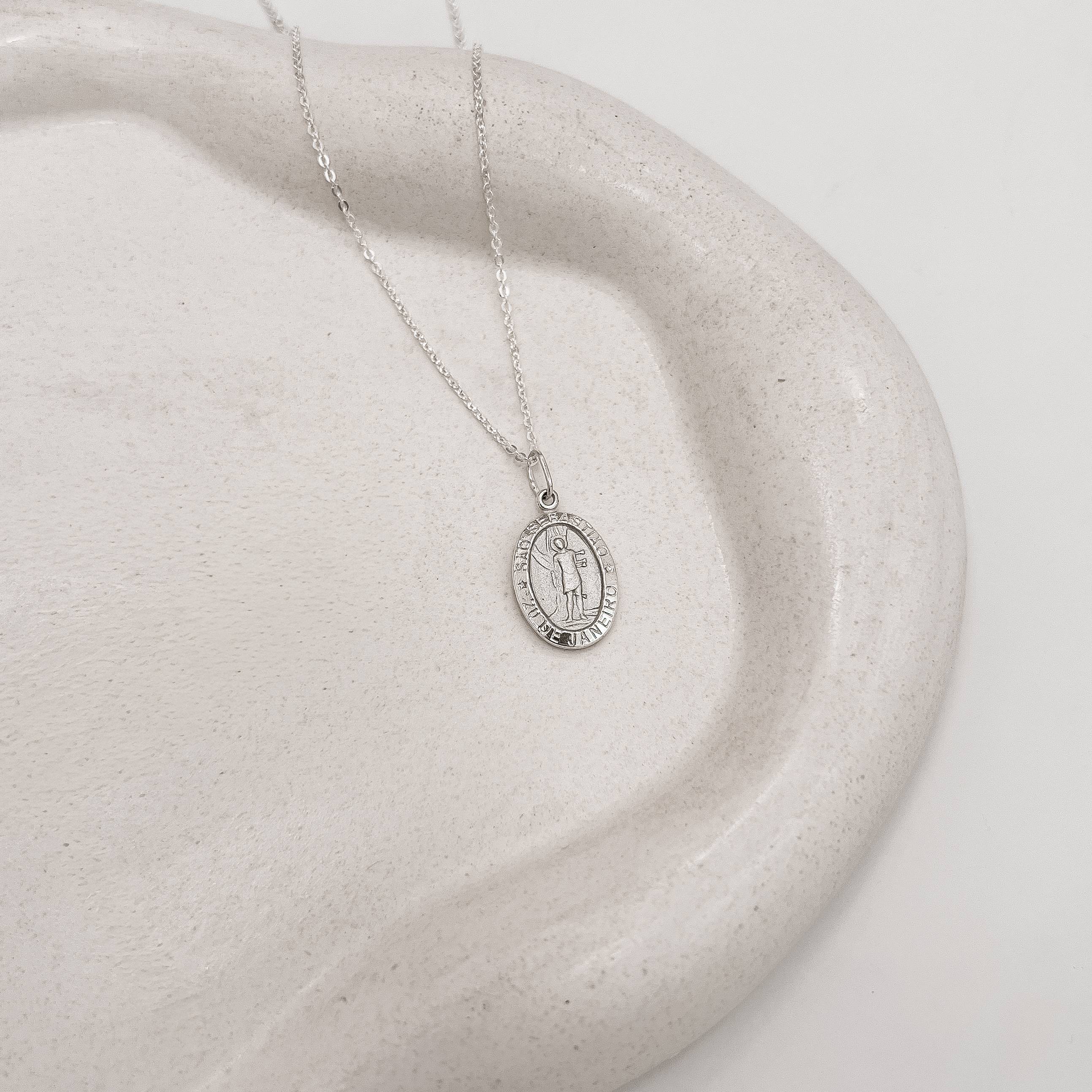 Colar pingente medalha dupla face São Sebastião e cruz 16mm corrente cadeadinho 45cm