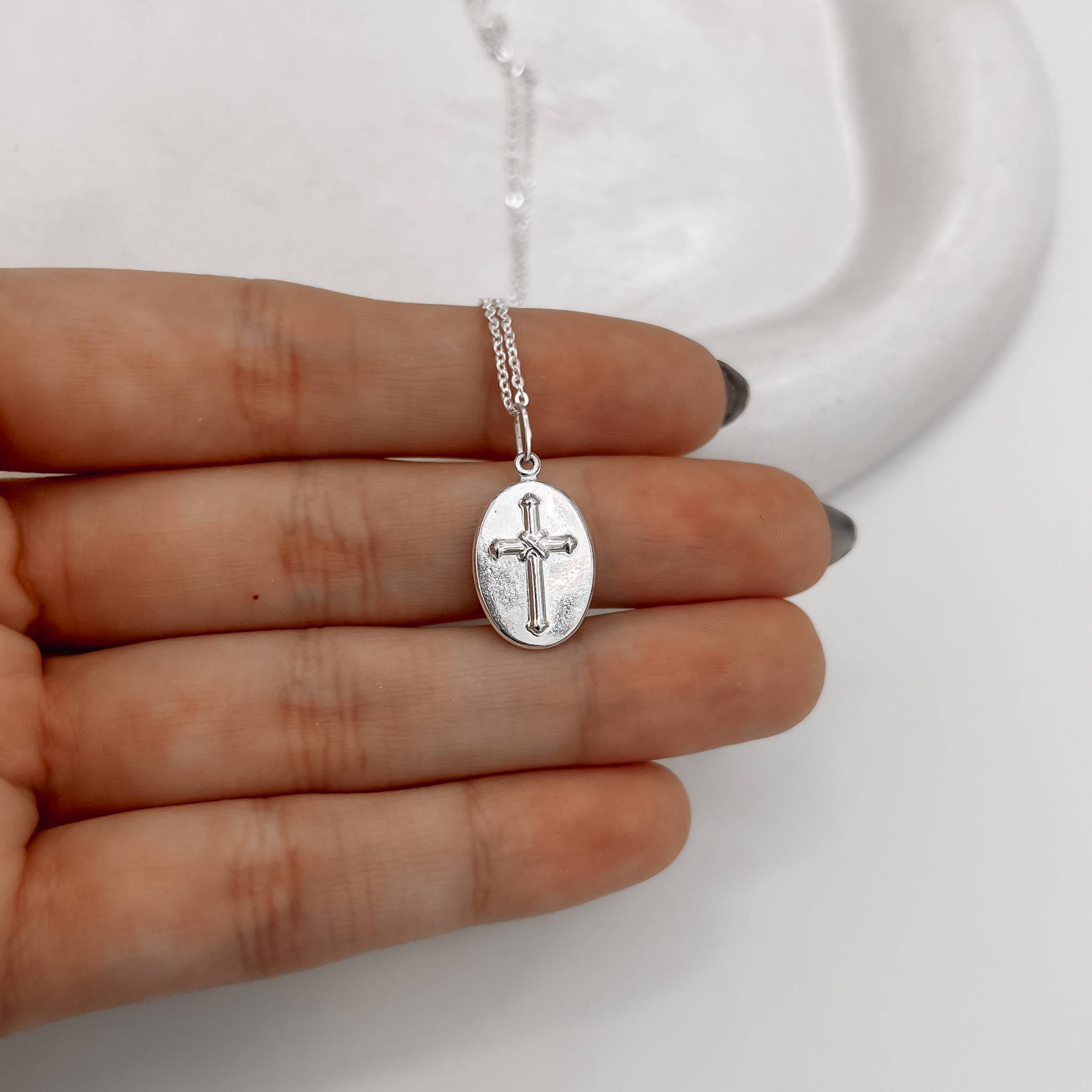 Imagem Secundária Colar pingente medalha dupla face São Sebastião e cruz 16mm corrente cadeadinho 45cm