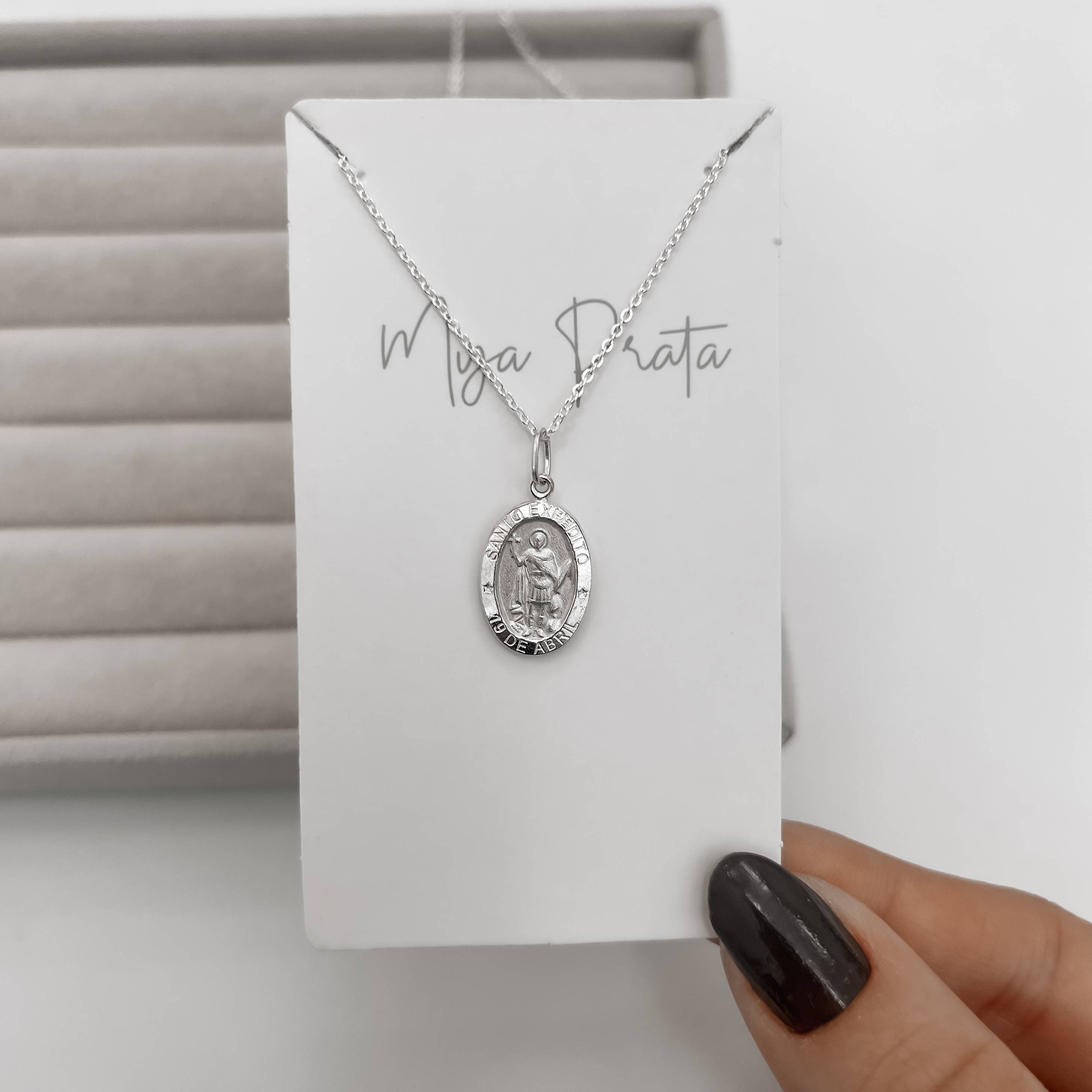 Imagem Colar pingente medalha dupla face Santo Expedito e cruz 16mm corrente cadeadinho 45cm