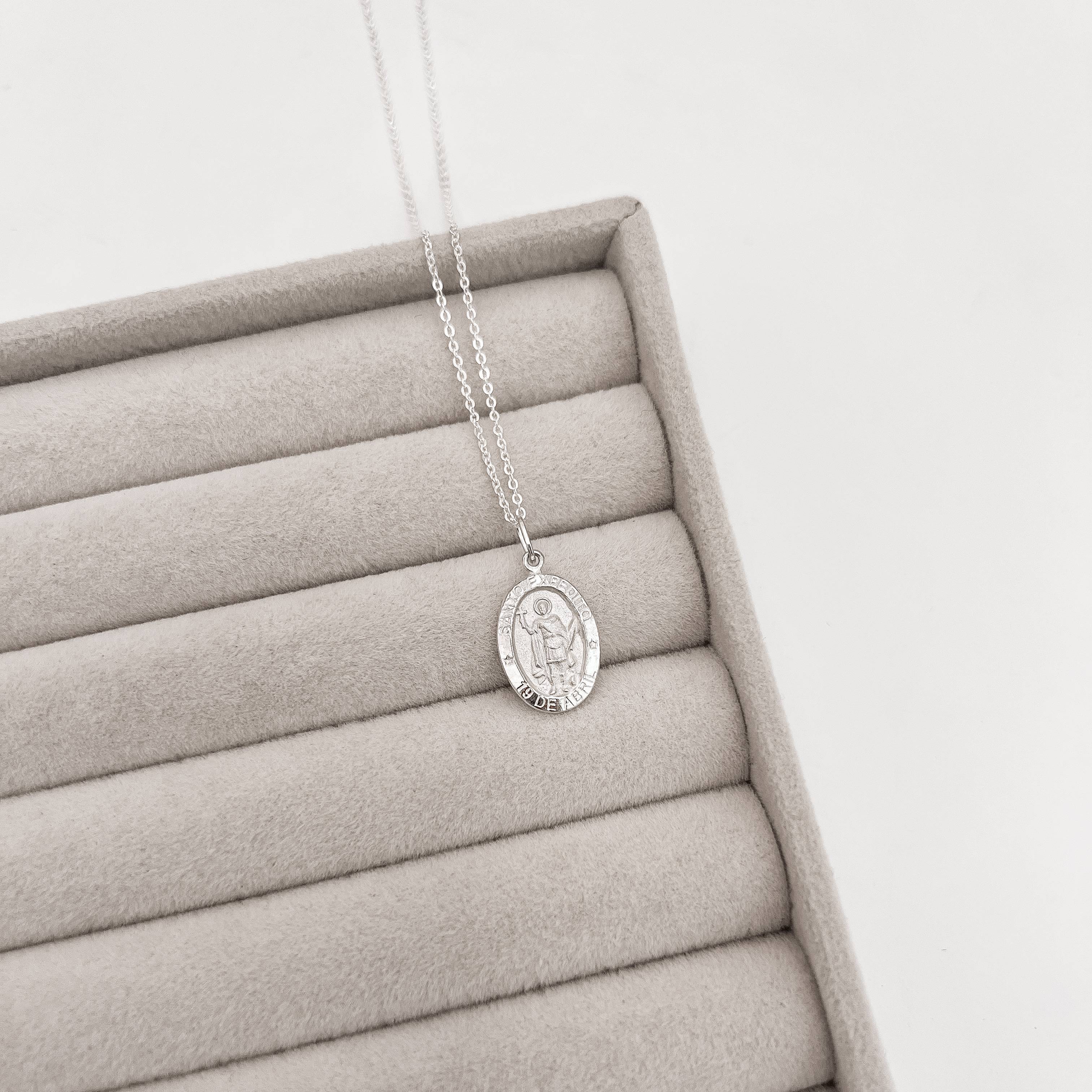 Imagem Secundária Colar pingente medalha dupla face Santo Expedito e cruz 16mm corrente cadeadinho 45cm