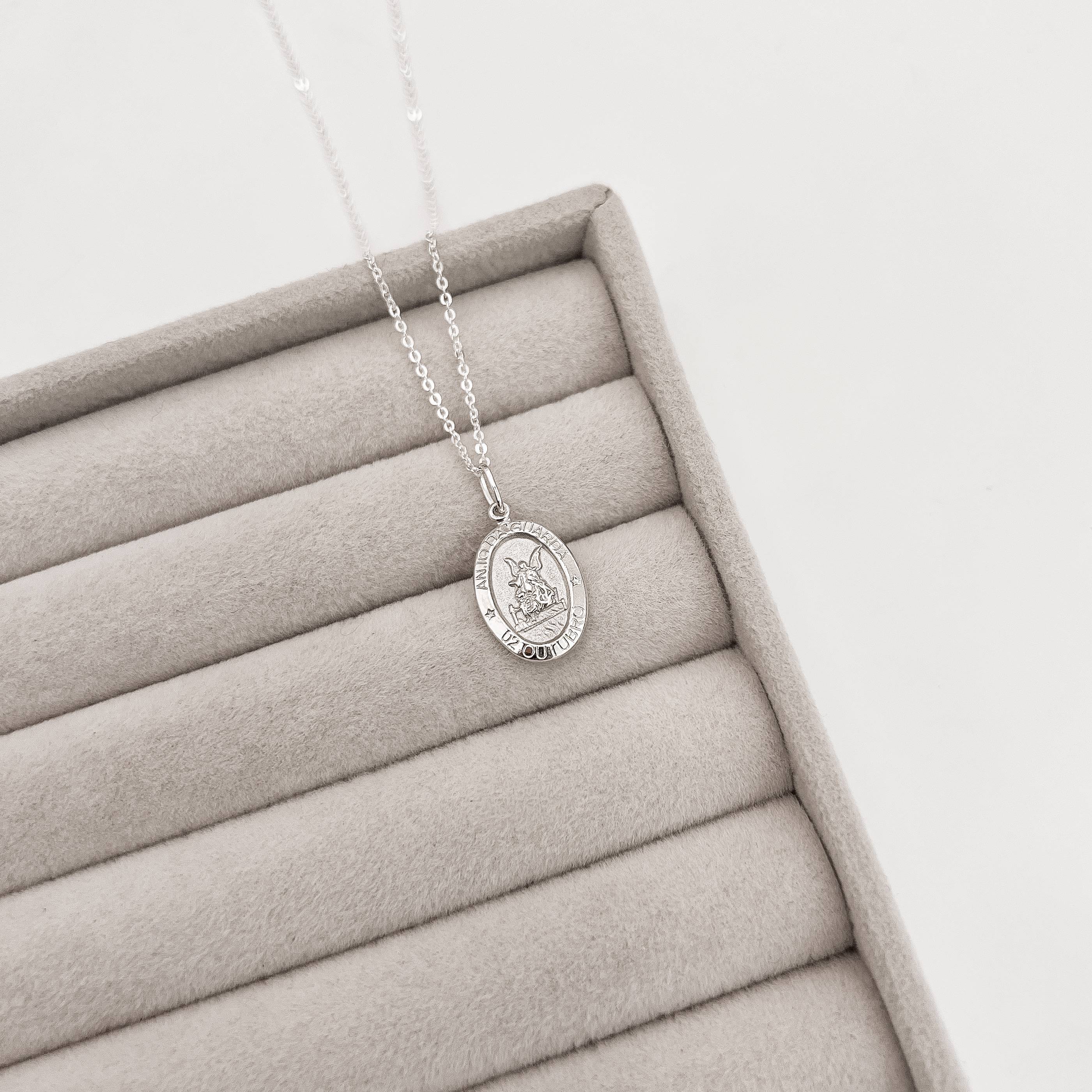 Imagem Colar pingente medalha dupla face Anjo da Guarda e cruz 16mm corrente cadeadinho 45cm