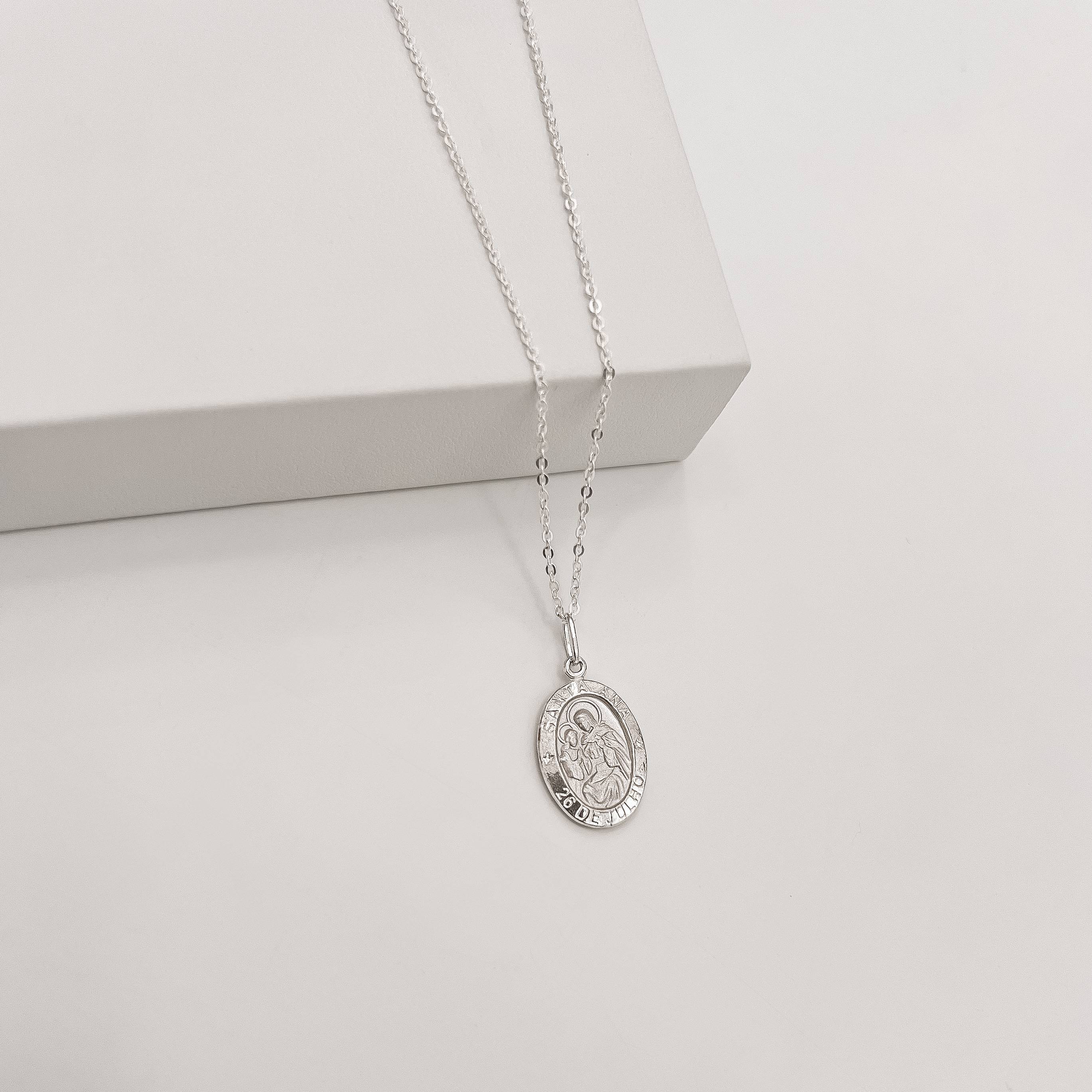 Imagem Secundária Colar pingente medalha dupla face Santa Ana e cruz 16mm corrente cadeadinho 45cm