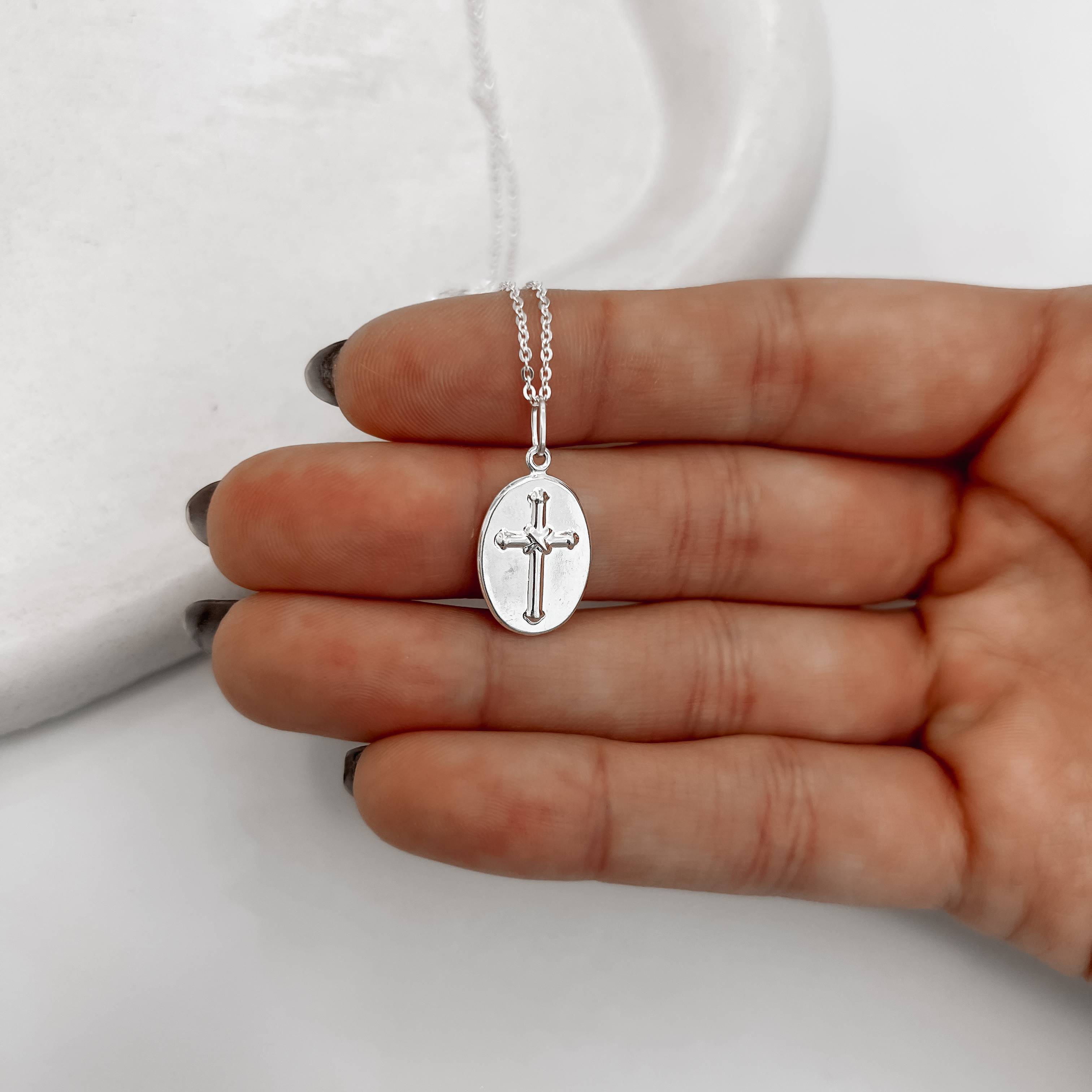 Imagem Secundária Colar pingente medalha dupla face Nsa. Sra. da Conceição e cruz 16mm corrente cadeadinho 45cm