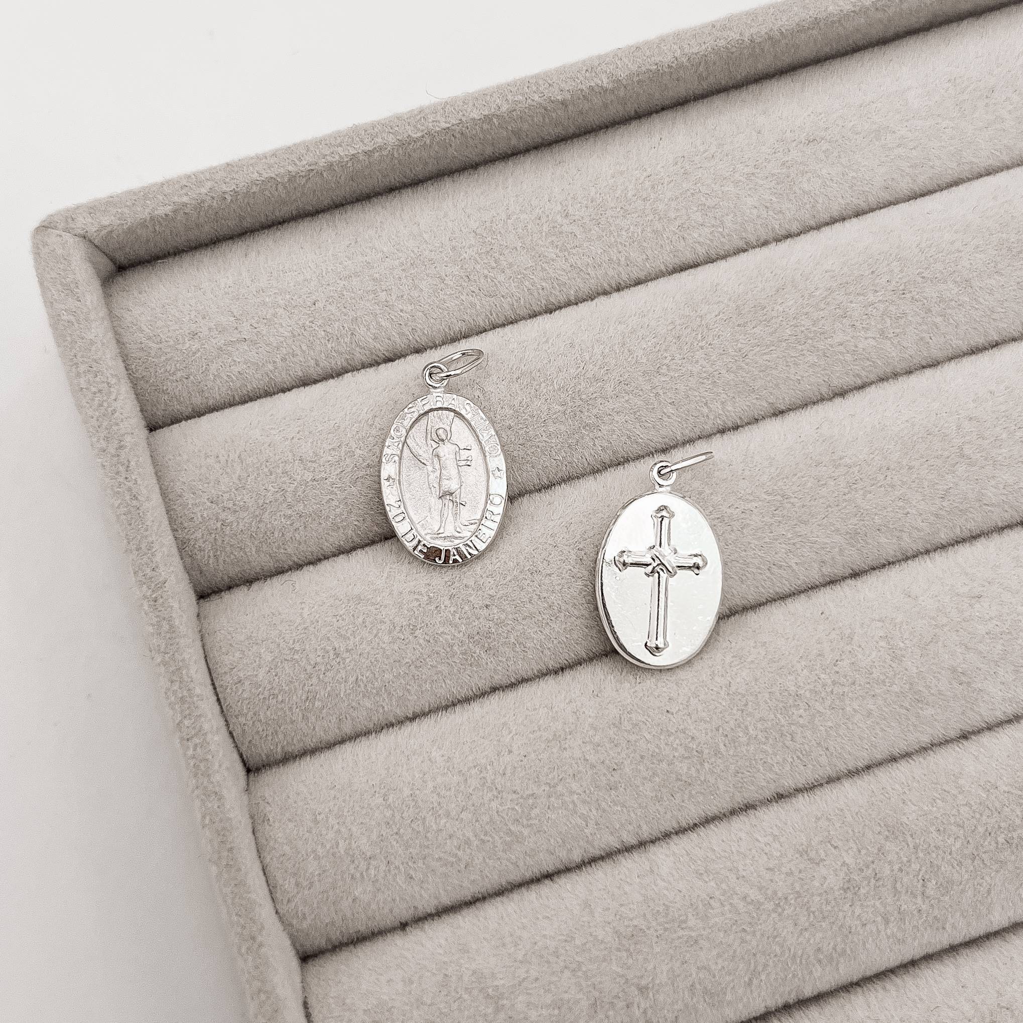 Pingente medalha dupla face São Sebastião e cruz 16mm 