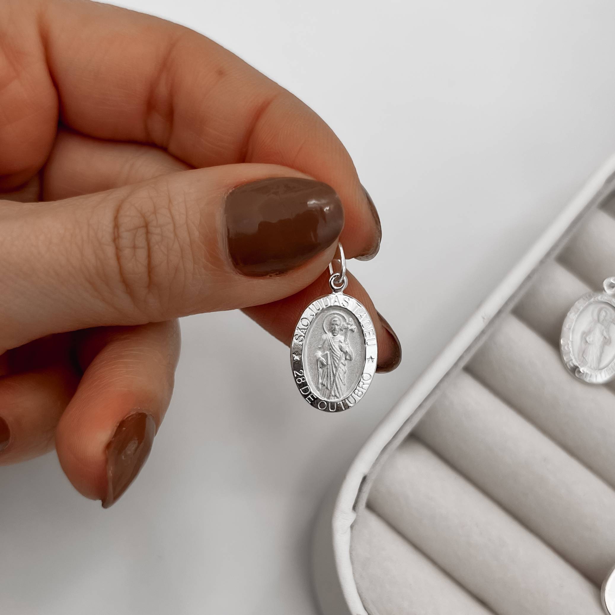 Pingente medalha dupla face São Judas Tadeu e cruz 16mm 