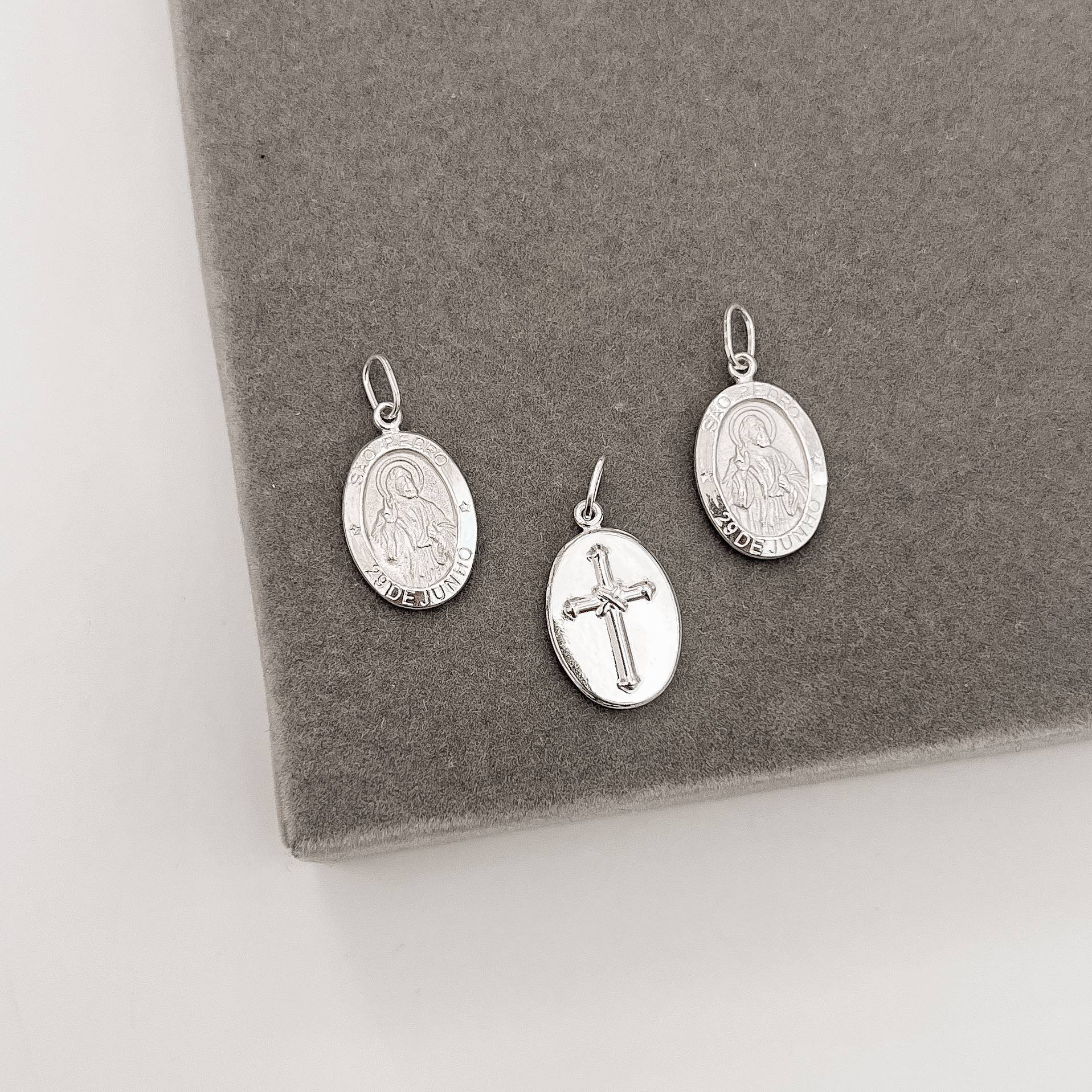 Pingente medalha dupla face São Pedro e cruz 16mm 