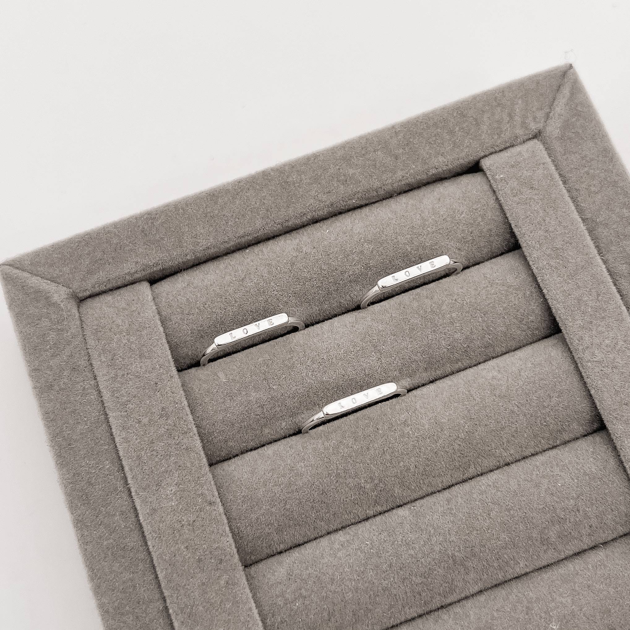 Anel detalhe placa love