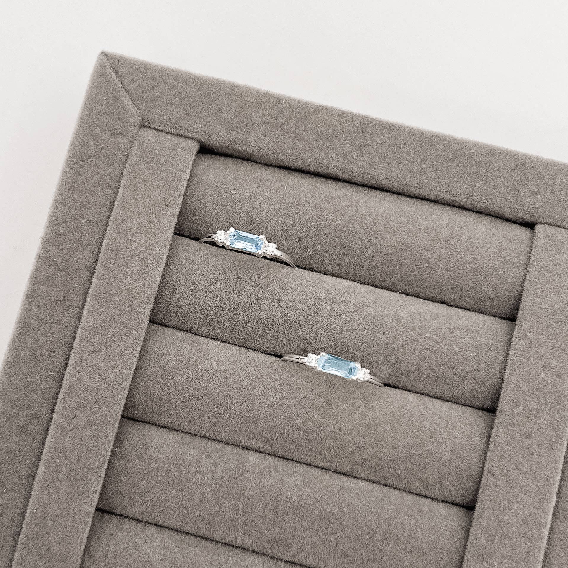 Anel zircônia retangular azul claro com mini zircônias
