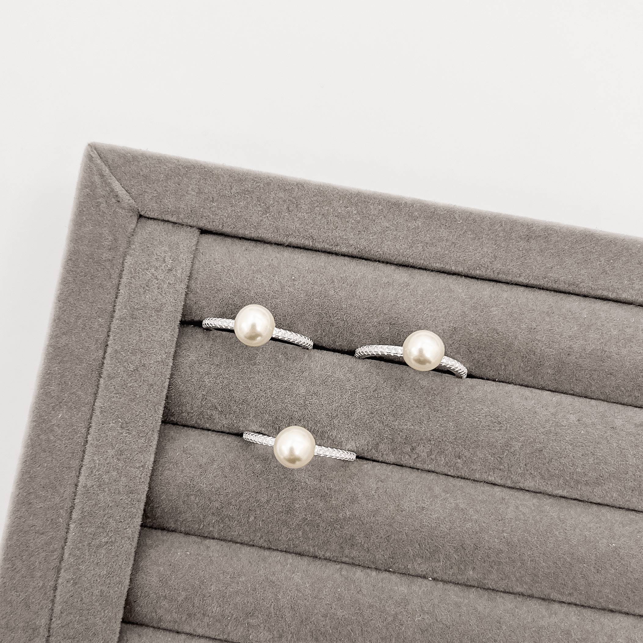 Anel todo cravejado com pérola