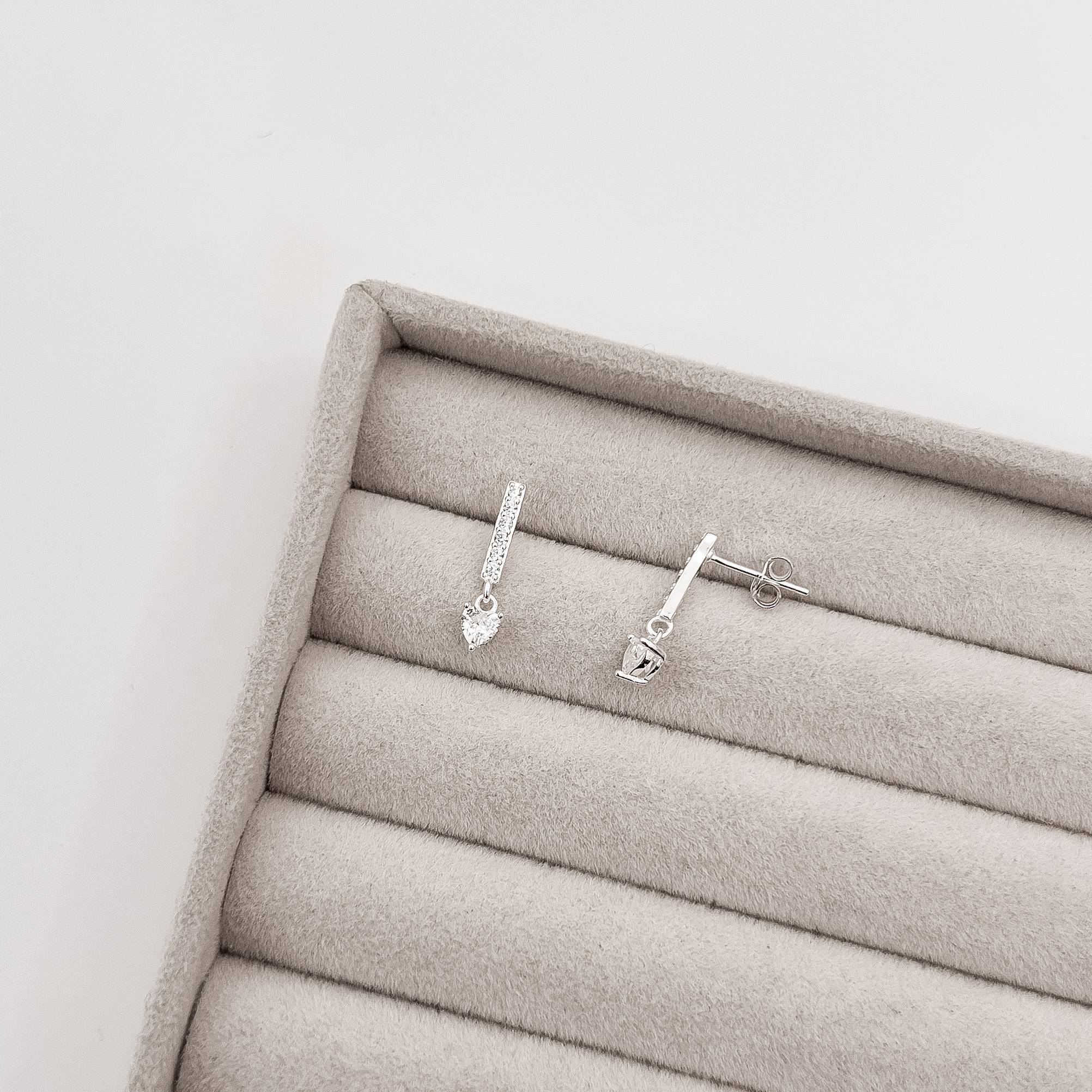 Imagem Brinco palito cravejado 11mm com pingente zircônia coração