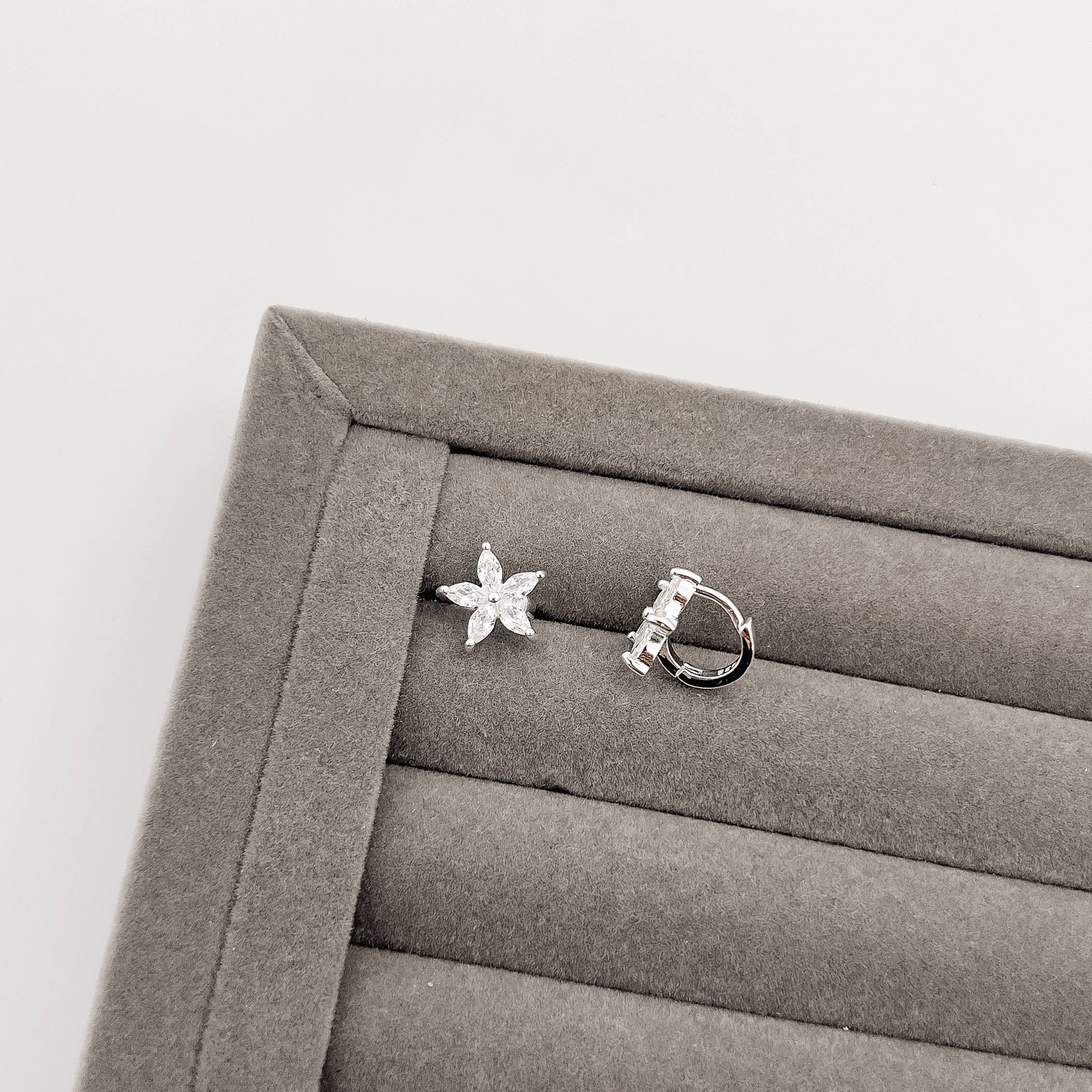 Imagem Argola click 10mm flor cravejada