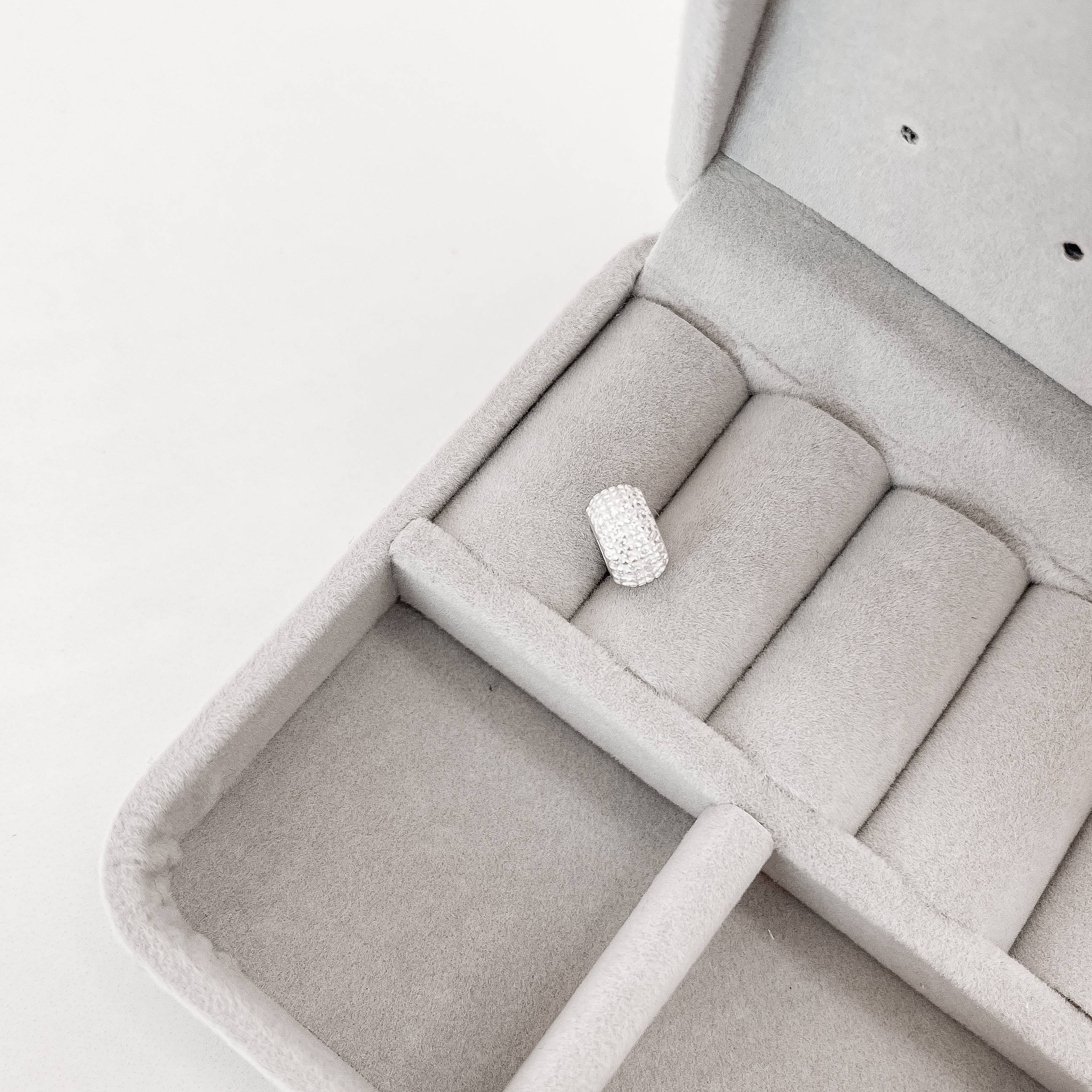 Berloque separador largo cravejado 9mm