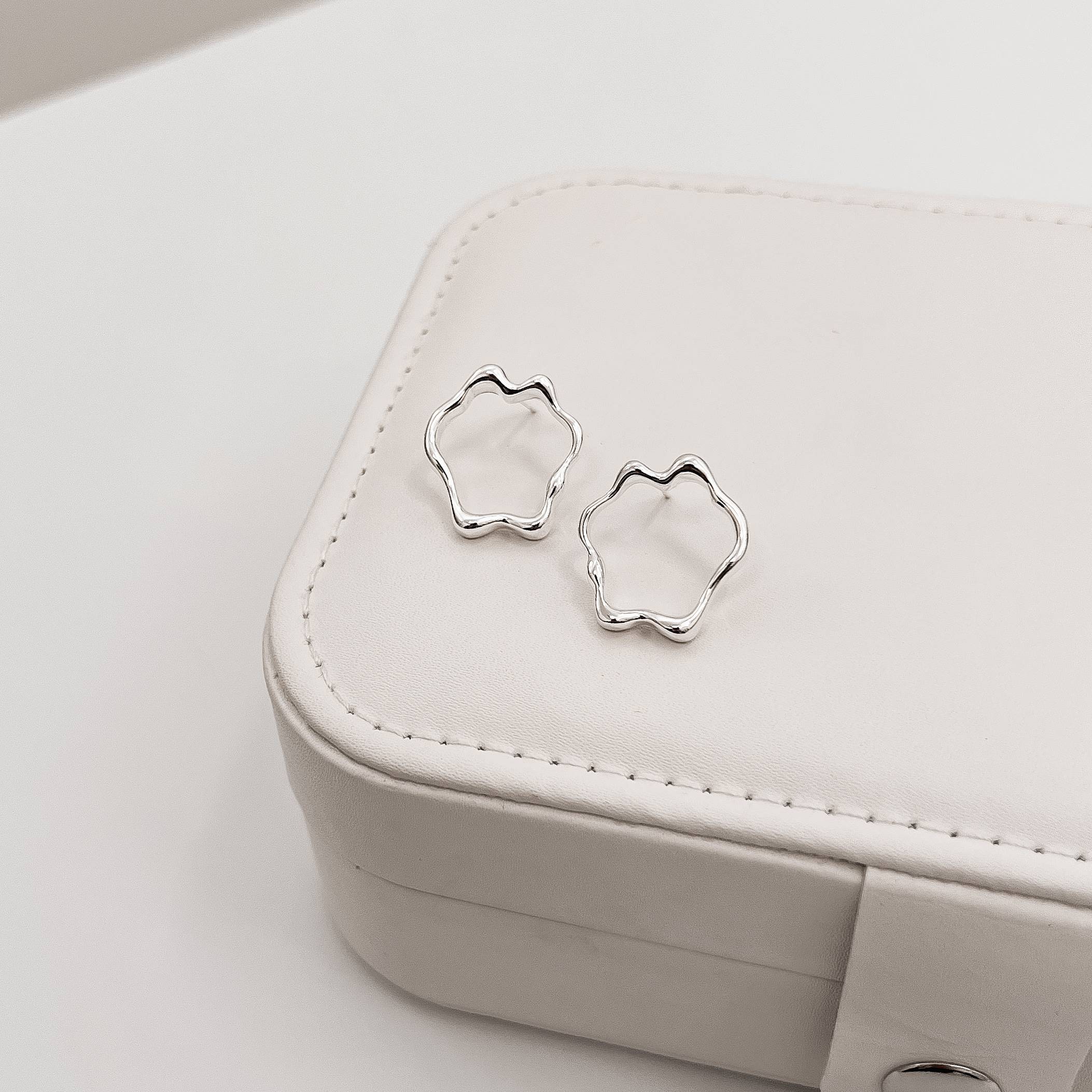 Brinco assimétrico ondulado vazado 20mm