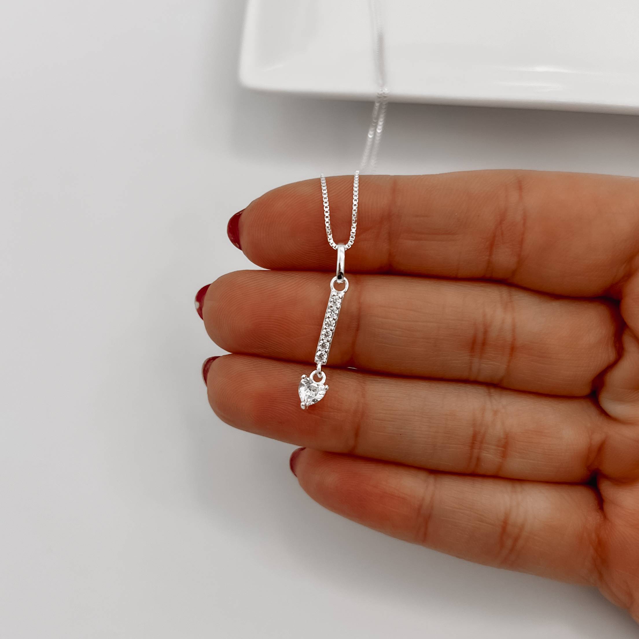 Colar pingente palito cravejado com zircônia coração 11mm 45cm