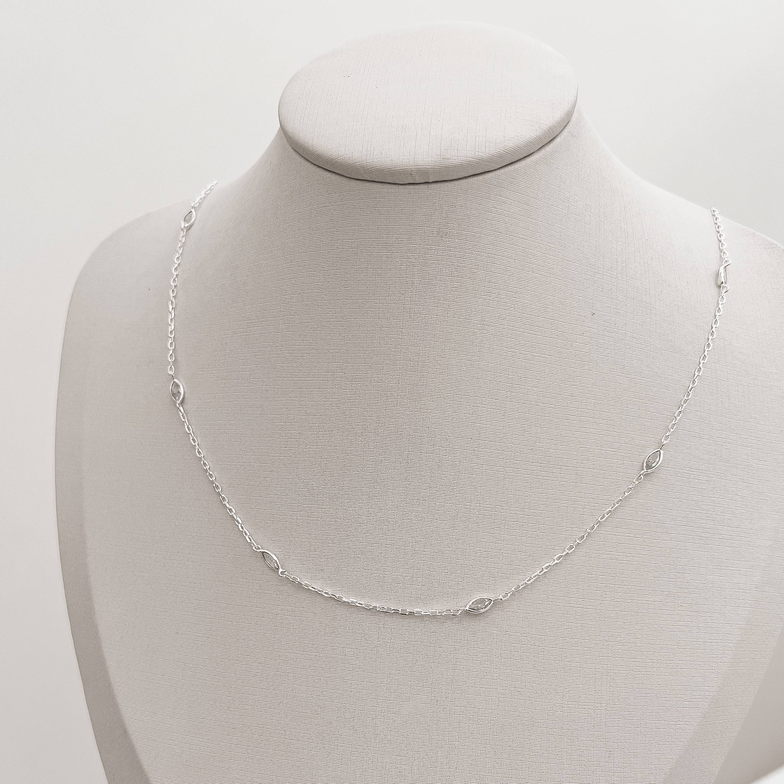 Imagem Secundária Colar entremeios zircônias navetes 6mm corrente cartier 45cm