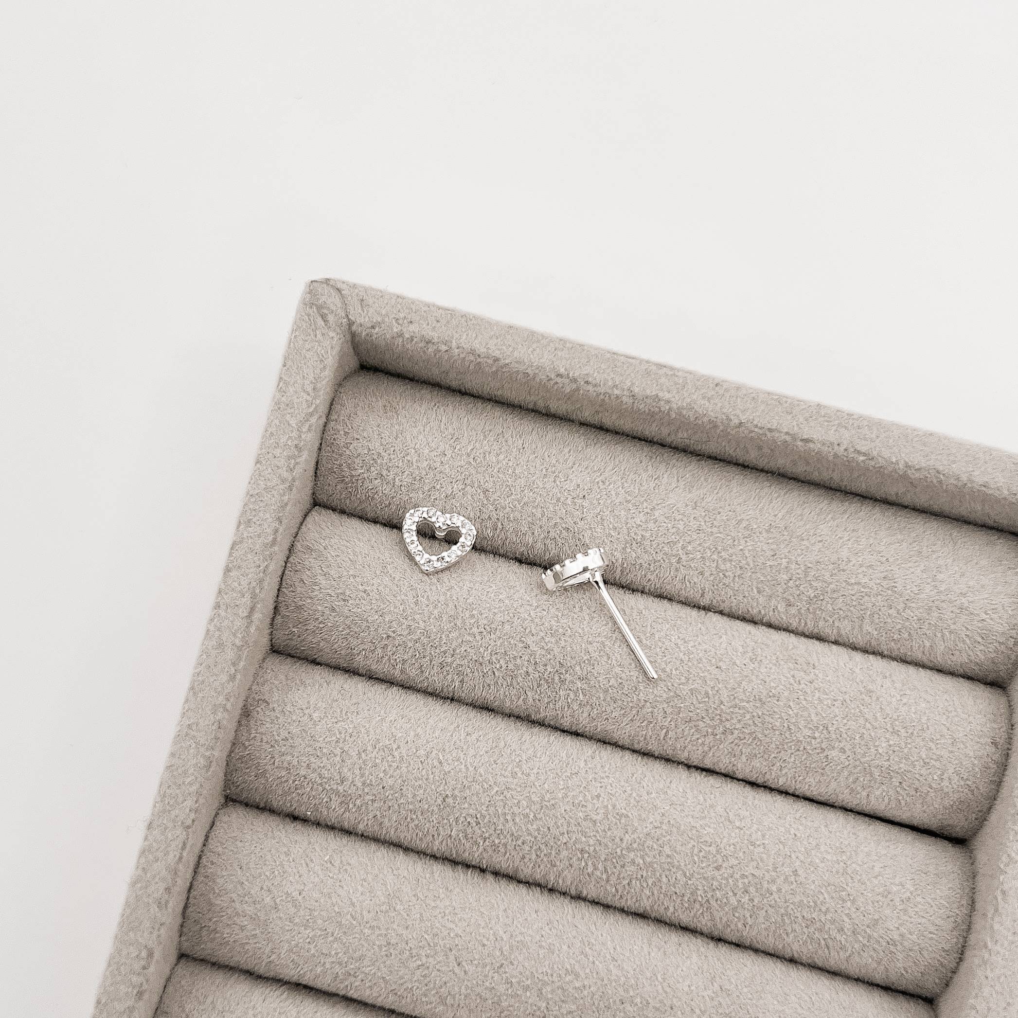 Imagem Brinco coração vazado cravejado 6mm