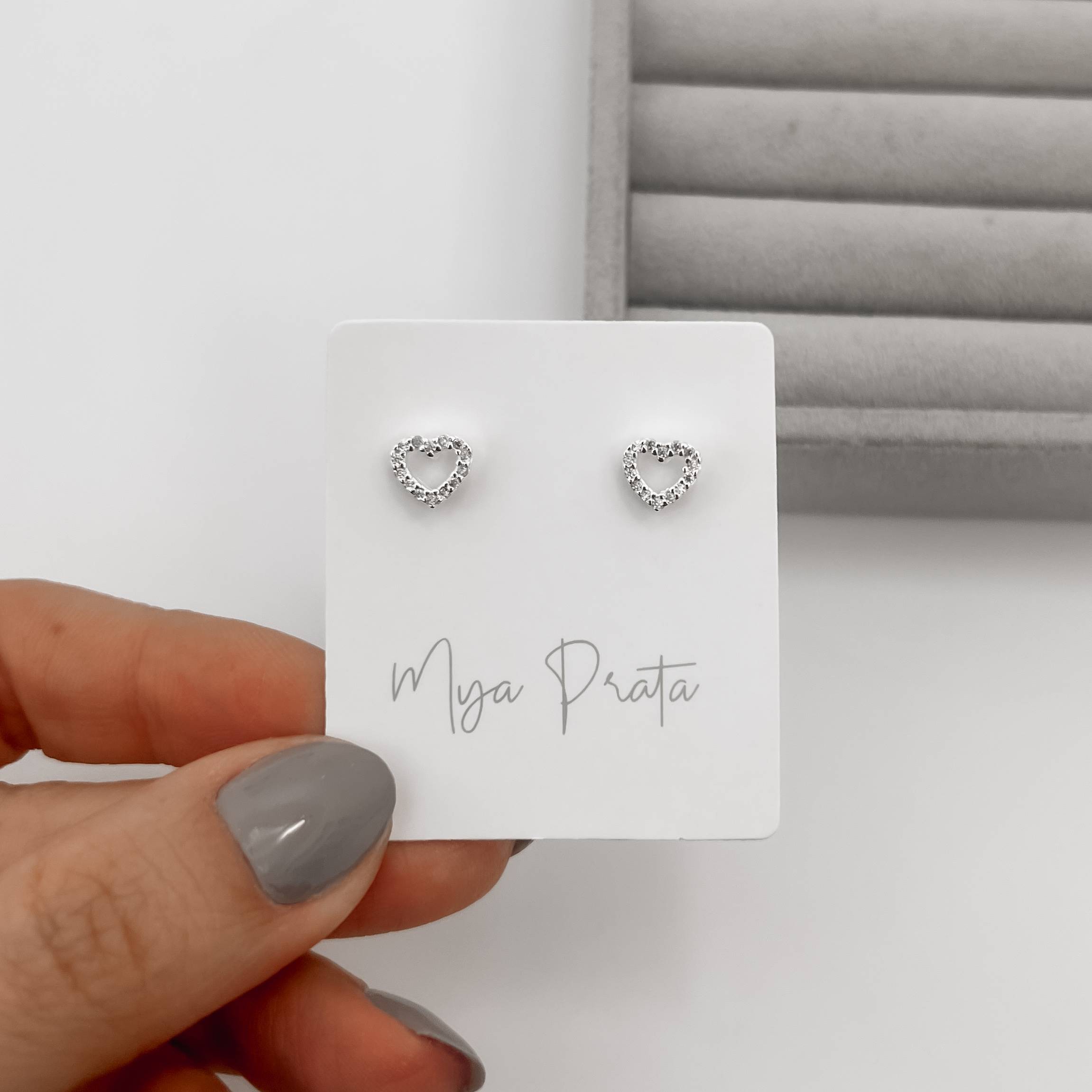 Imagem Secundária Brinco coração vazado cravejado 6mm