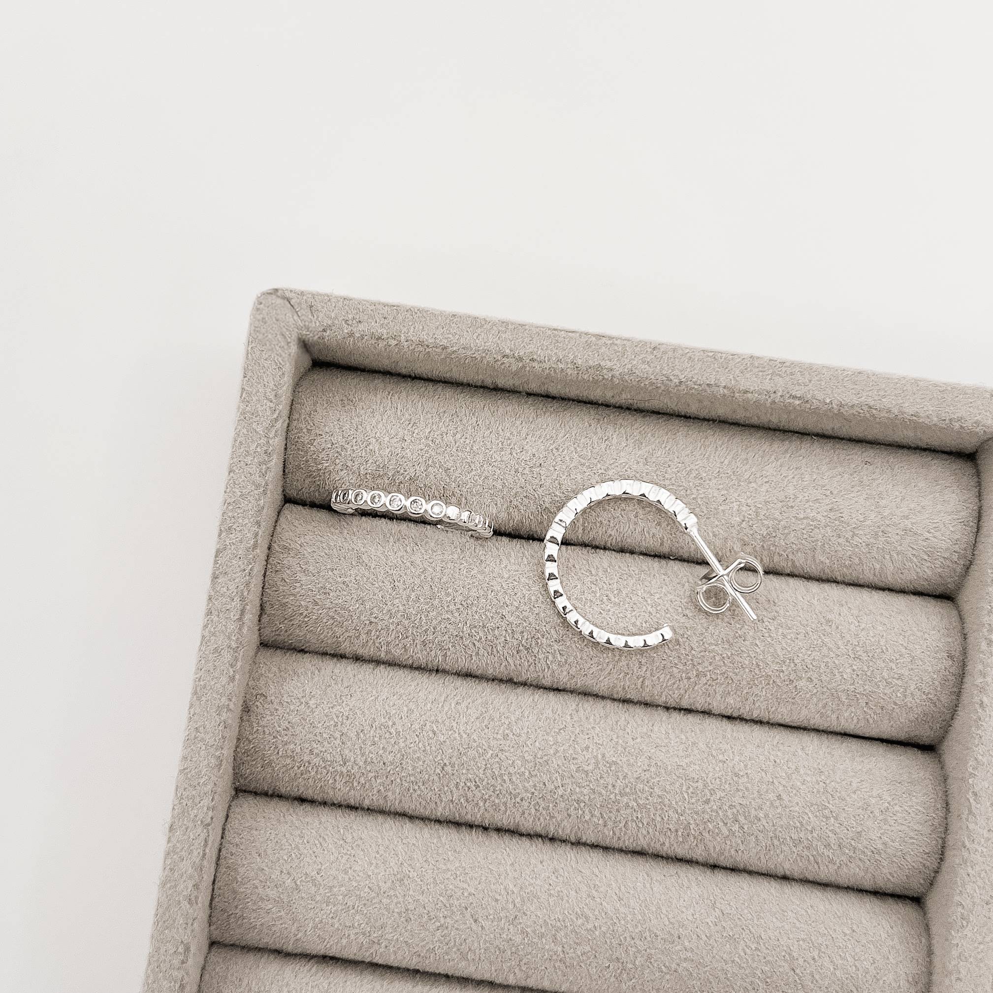 Imagem Argola fio bolinhas metade cravejada 17mm tarraxa