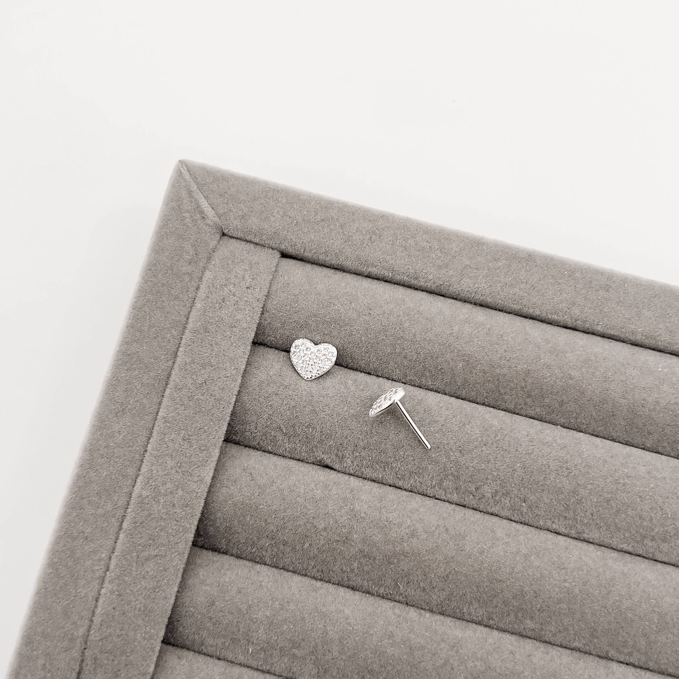 Imagem Brinco coração cravejado 8mm cristal