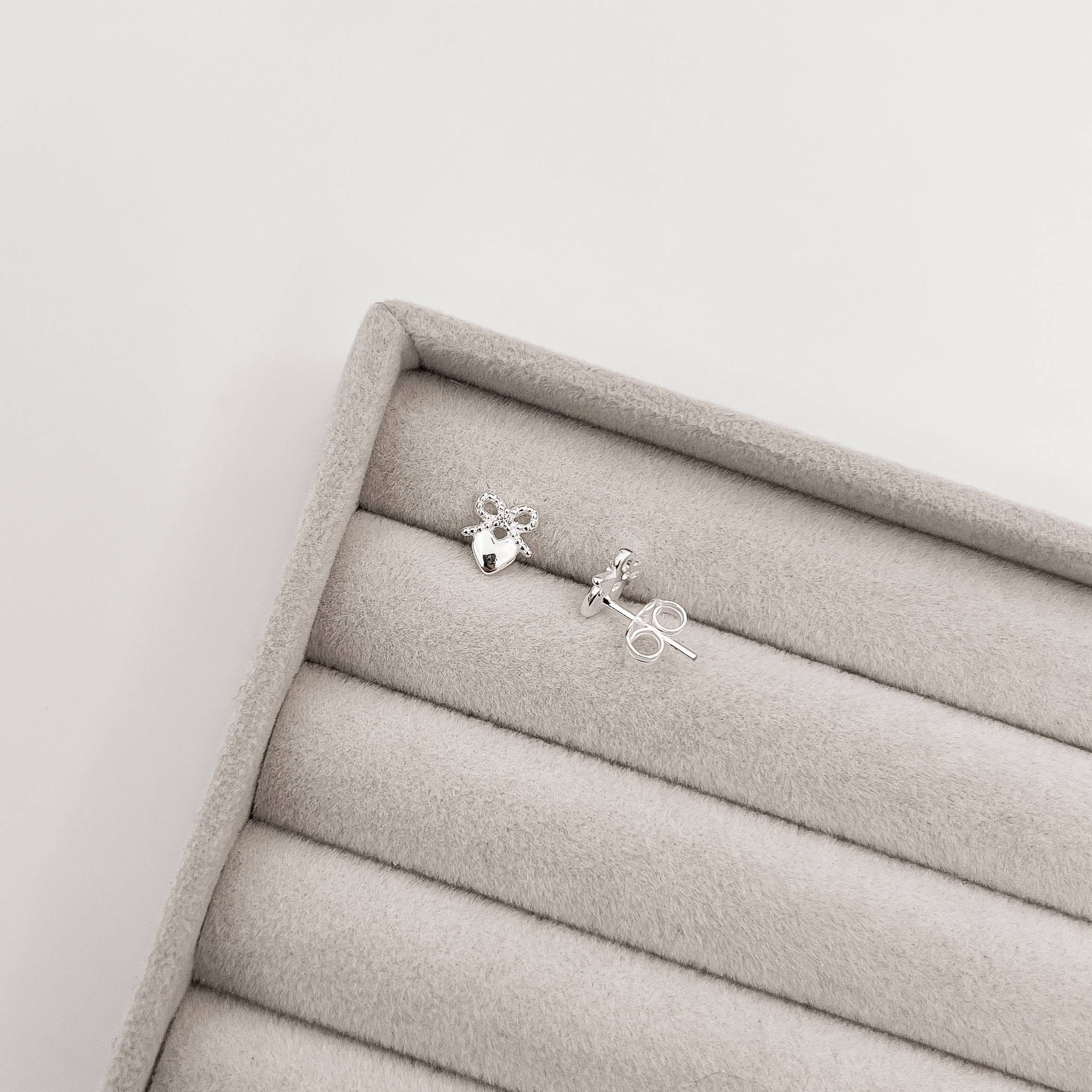 Imagem Secundária Brinco laço com zircônia e coração 8mm