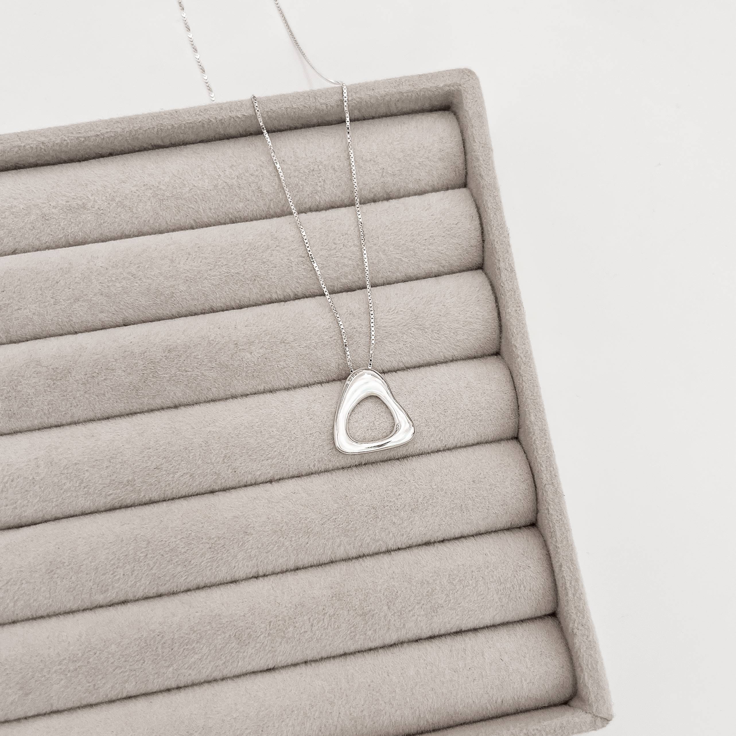 Imagem Colar oval ondulado vazado 16mm 45cm