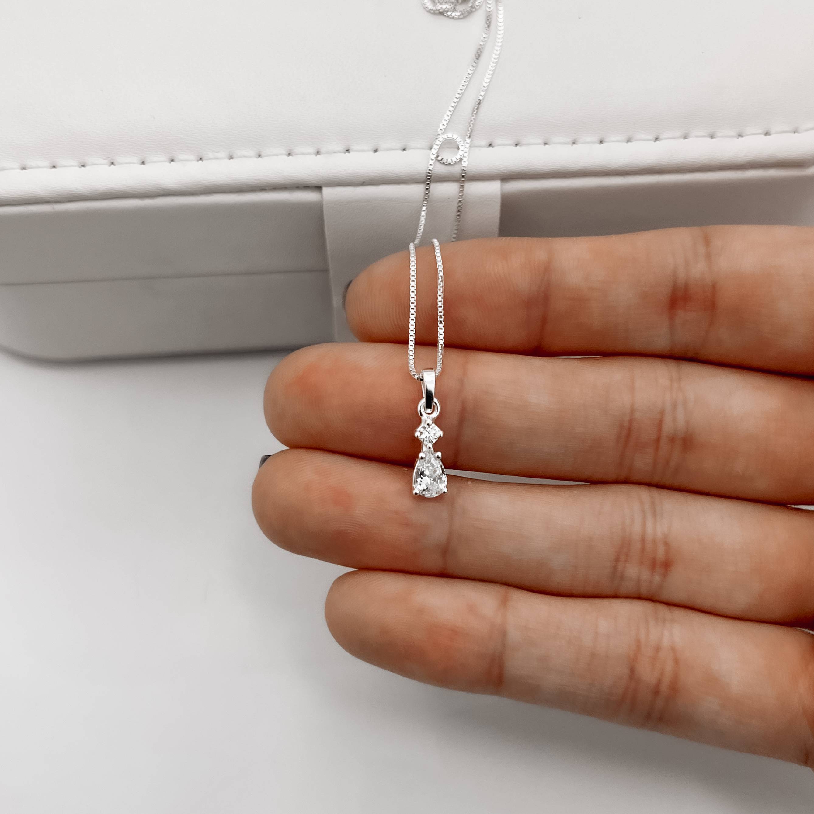 Imagem Secundária Colar pingente zircônias redonda e gota 10mm 45cm