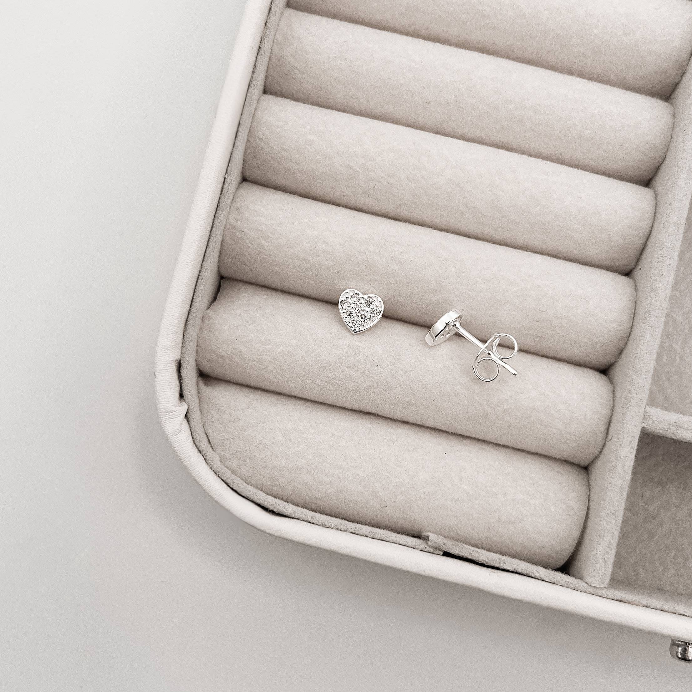 Imagem Secundária Brinco coração com zircônias 6mm