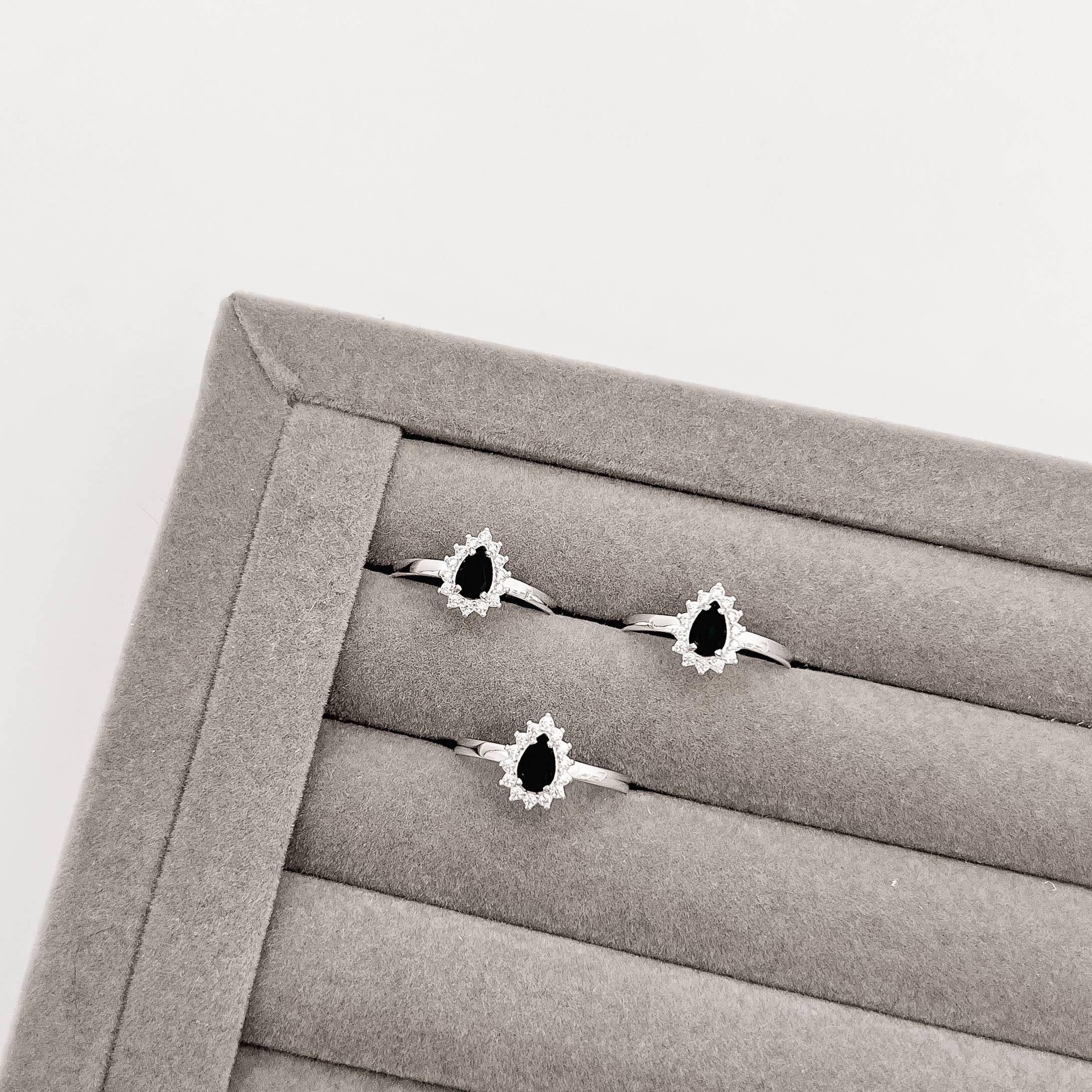 Anel zircônia gota ônix com cravejado