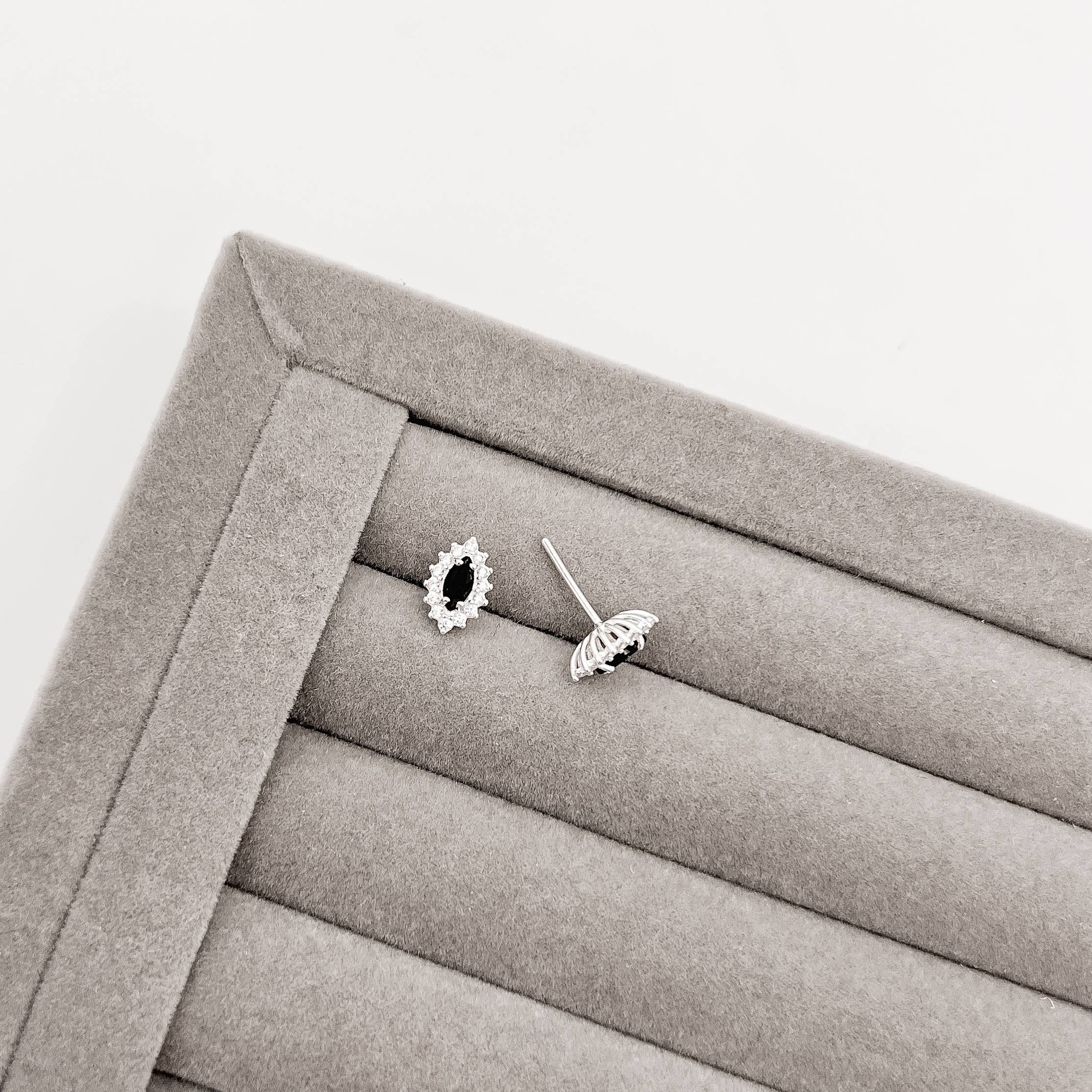 Imagem Secundária Brinco zircônia navete ônix com cravejado 10mm