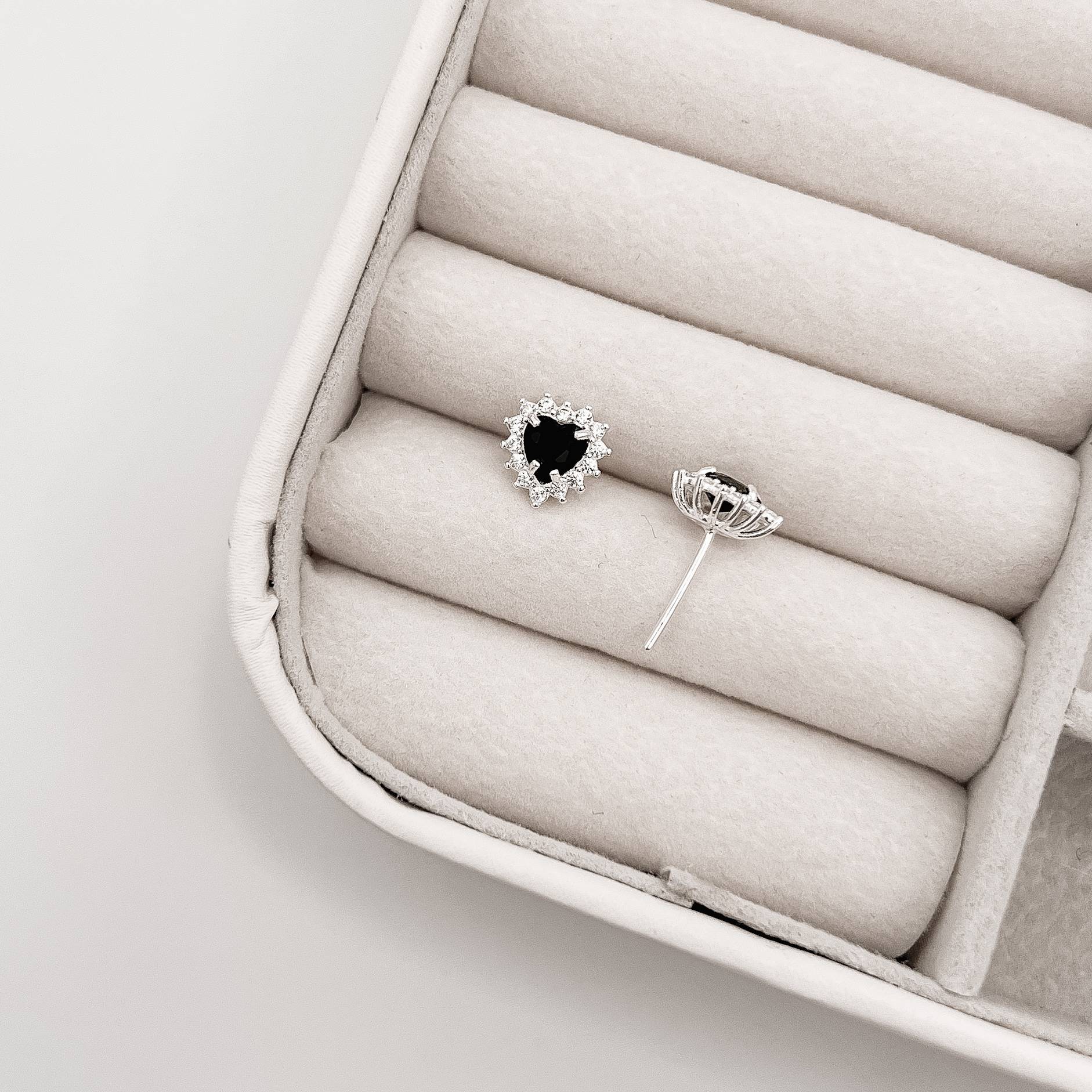 Imagem Brinco zircônia coração ônix com cravejado 9mm