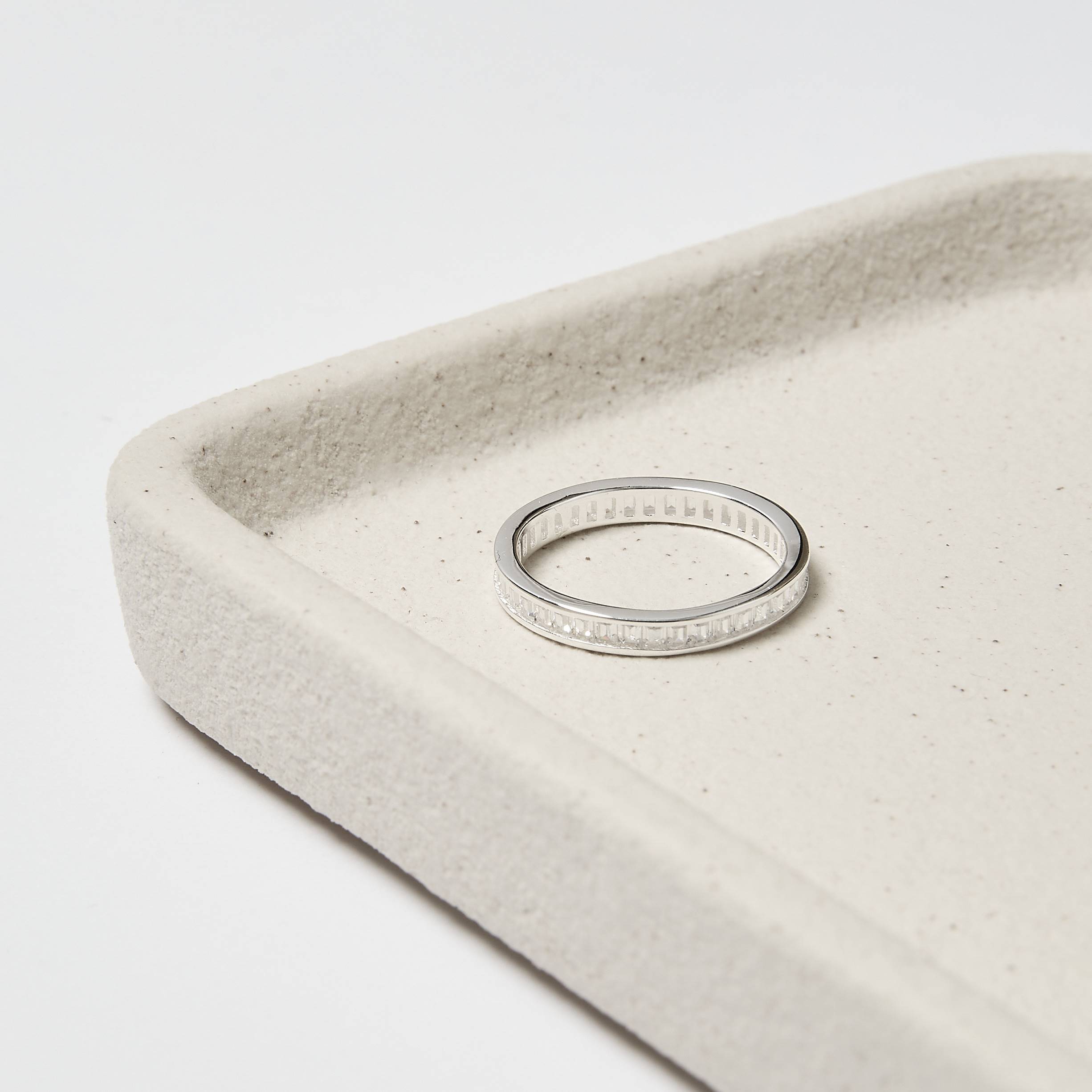 Anel cravejado de zircônias retangulares