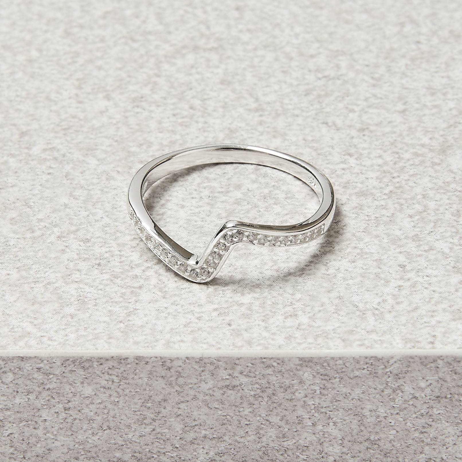 Anel curvado cravejado