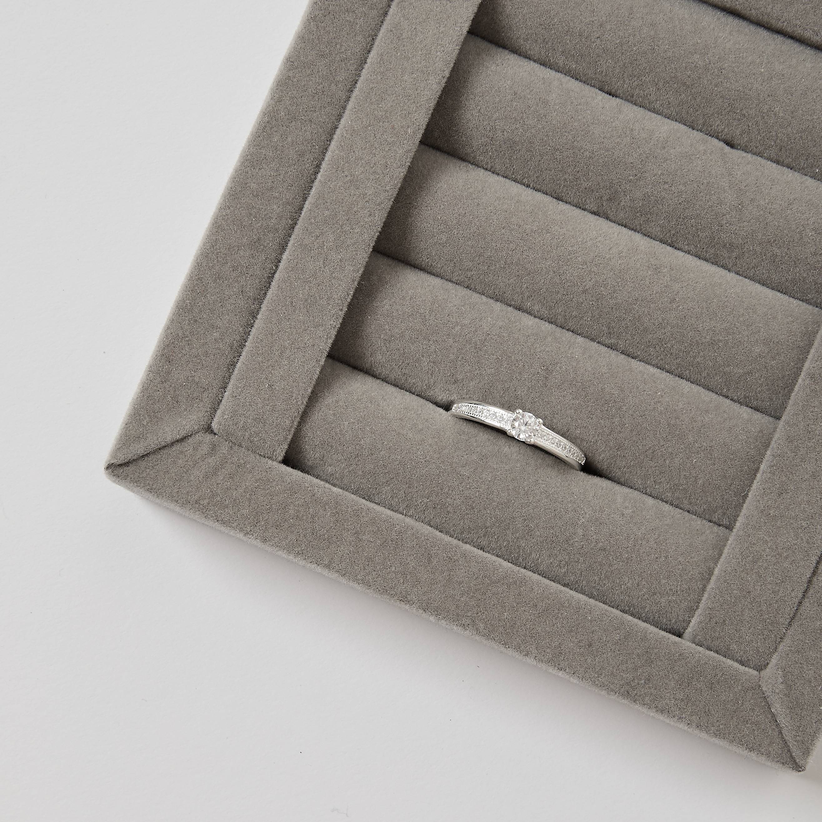 Anel solitário com cravejado lateral