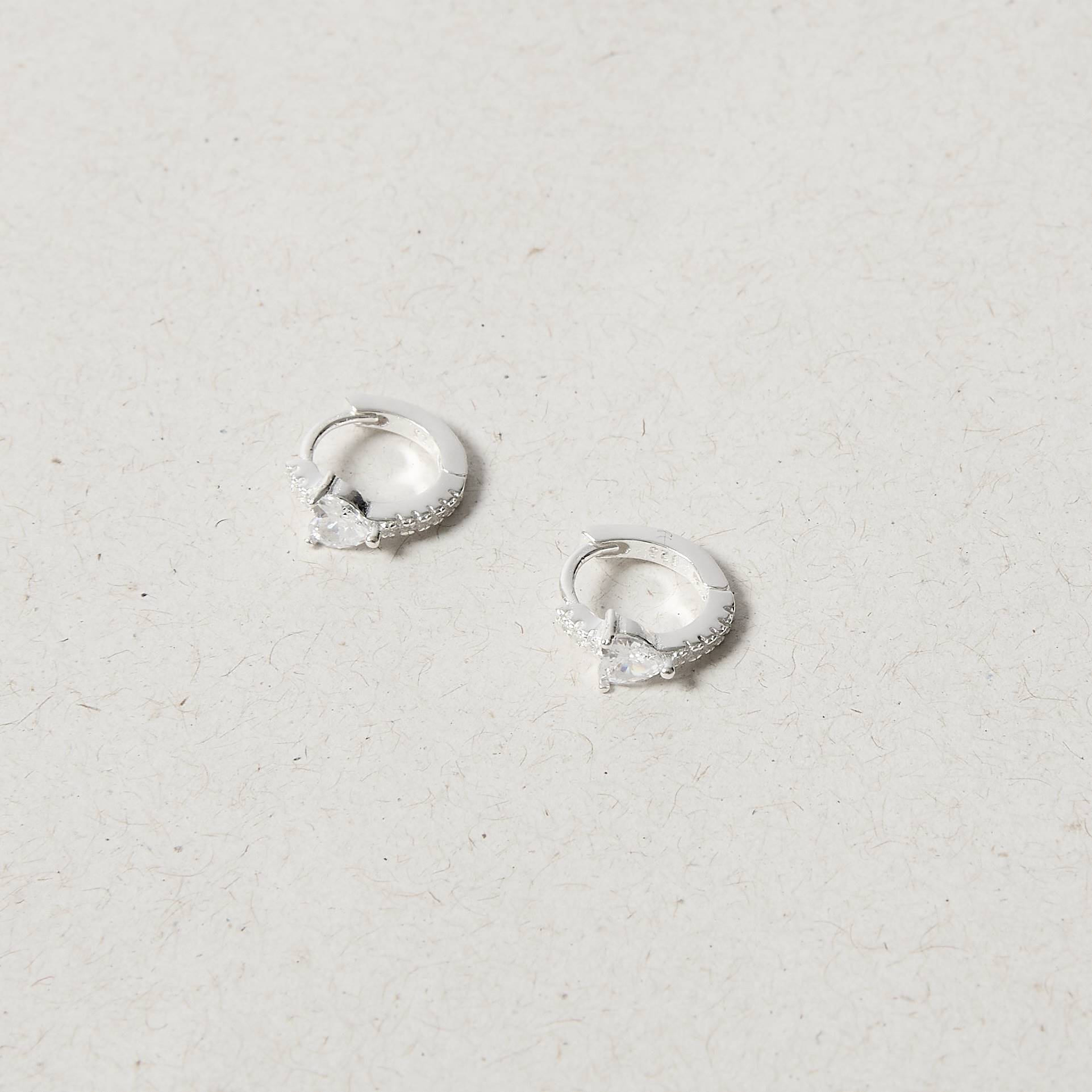 Imagem Secundária Argola click zircônia coração com cravejado 12mm