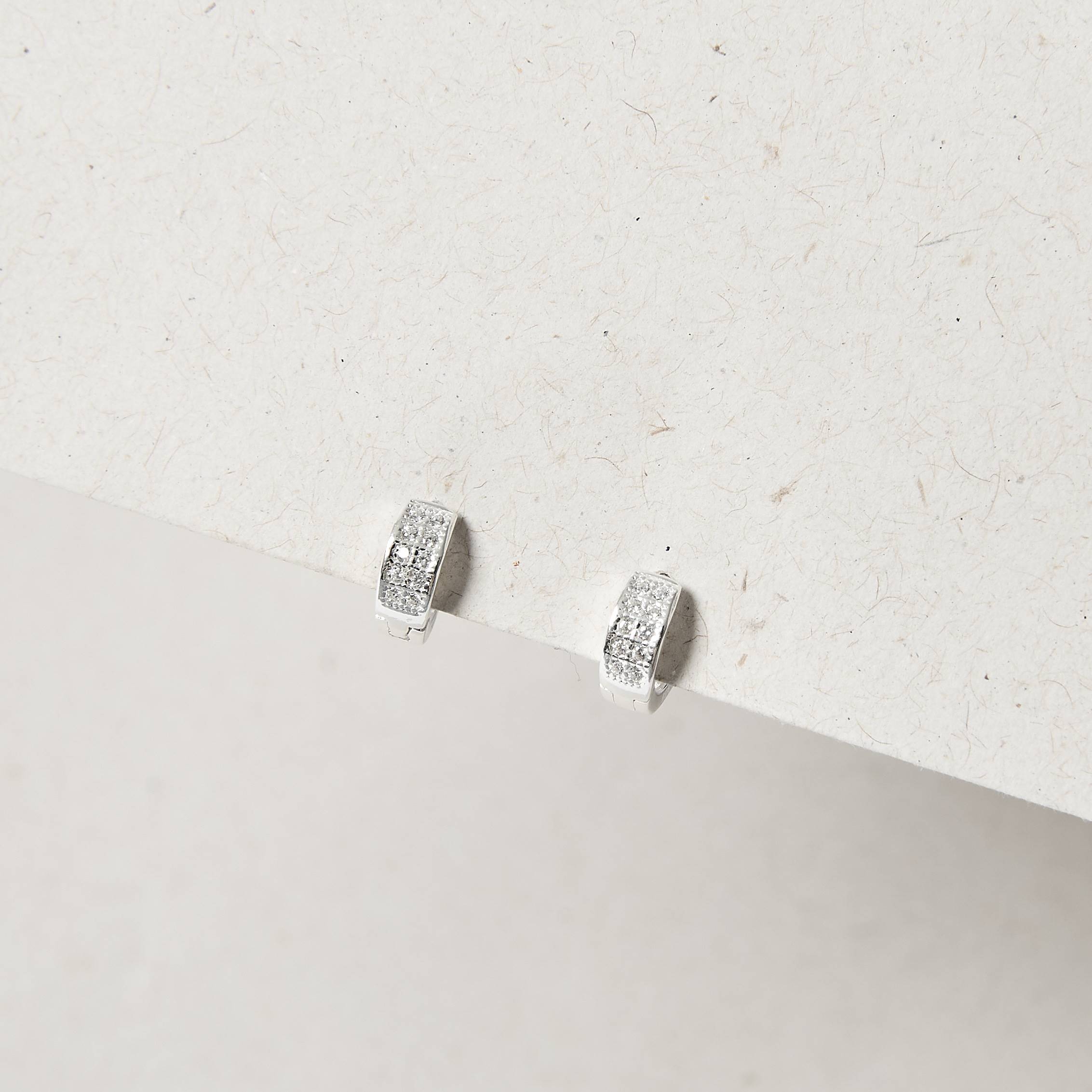 Argola click cravejado duplo 9mm detalhe vazado