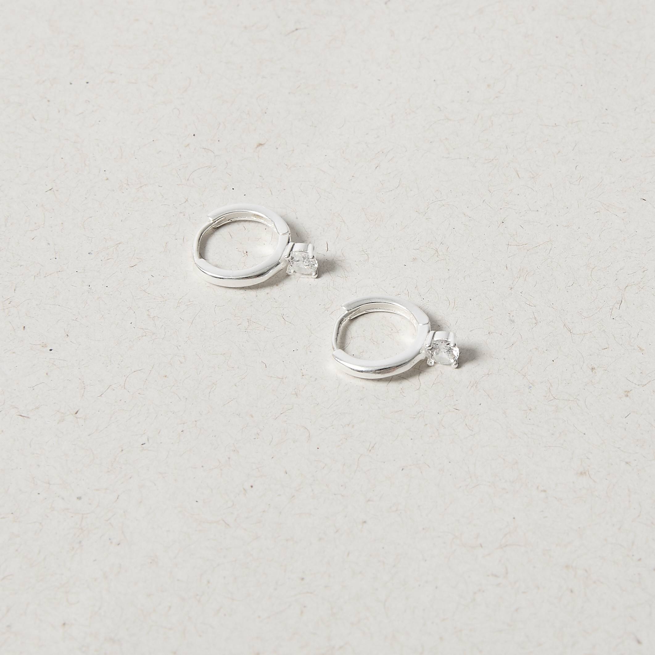 Argola click detalhe zircônia 12mm 