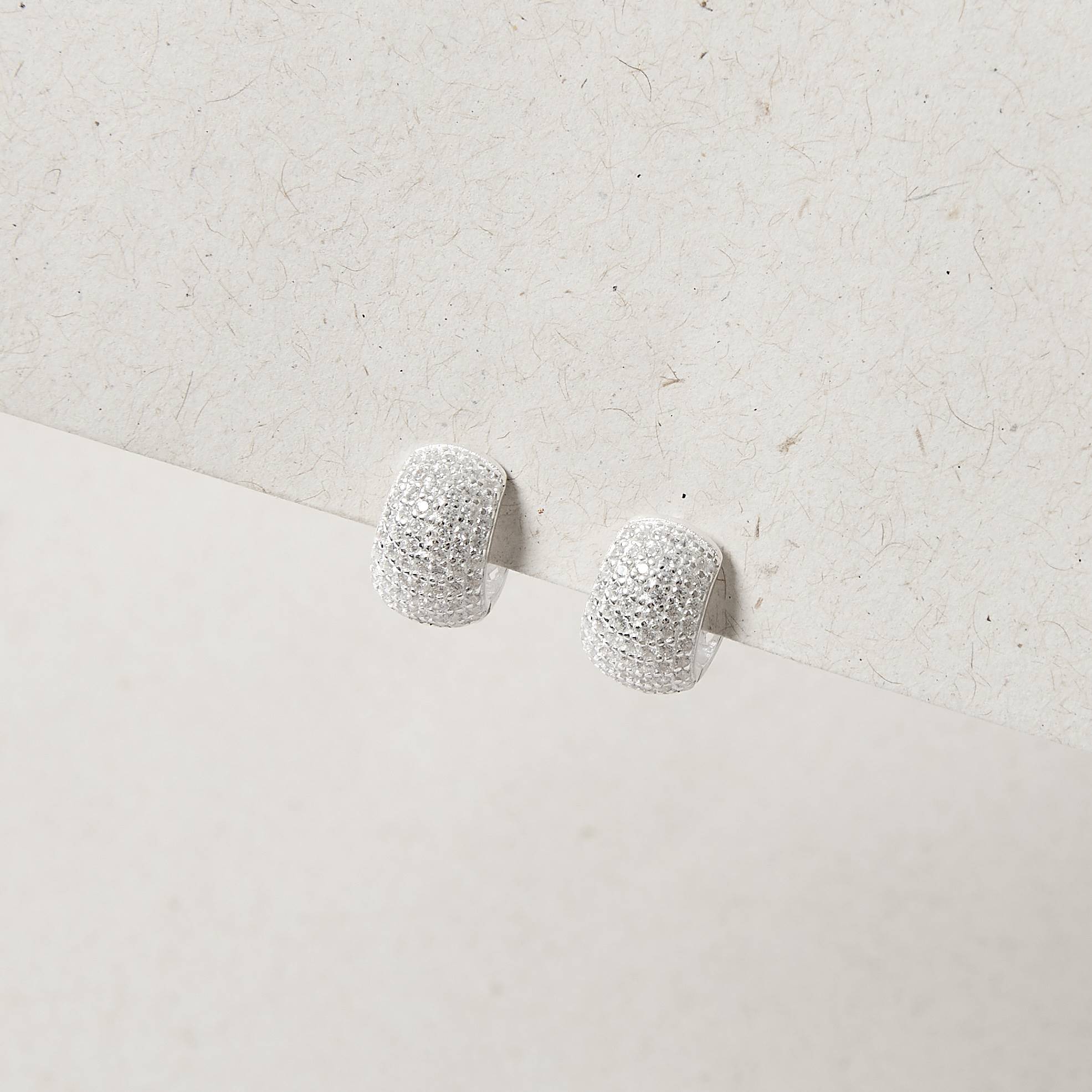 Argola click larga cravejada 12mm detalhe vazado